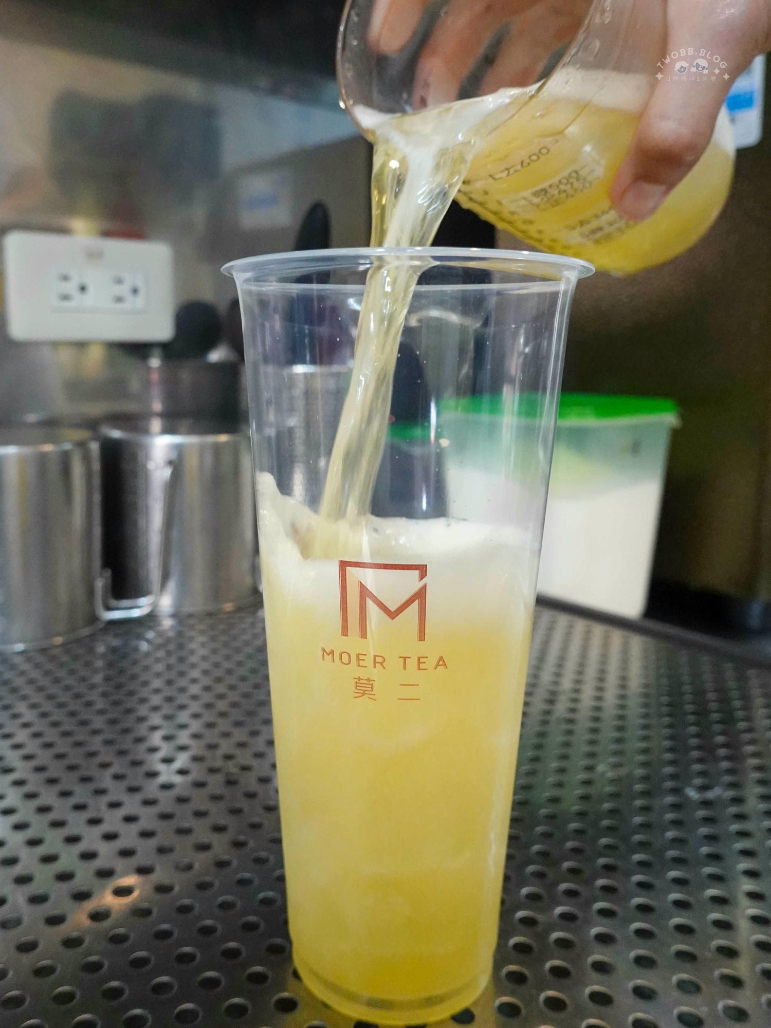 台中|莫二More Tea烏龍專賣(台中學士店)》一中必喝玩味烏龍專賣店!濃厚系烏龍專賣!加入一整瓶義美鮮奶,挖滿三大球芒果冰淇淋,夏日限定雪酪烏龍消暑首選。 - 第31張圖