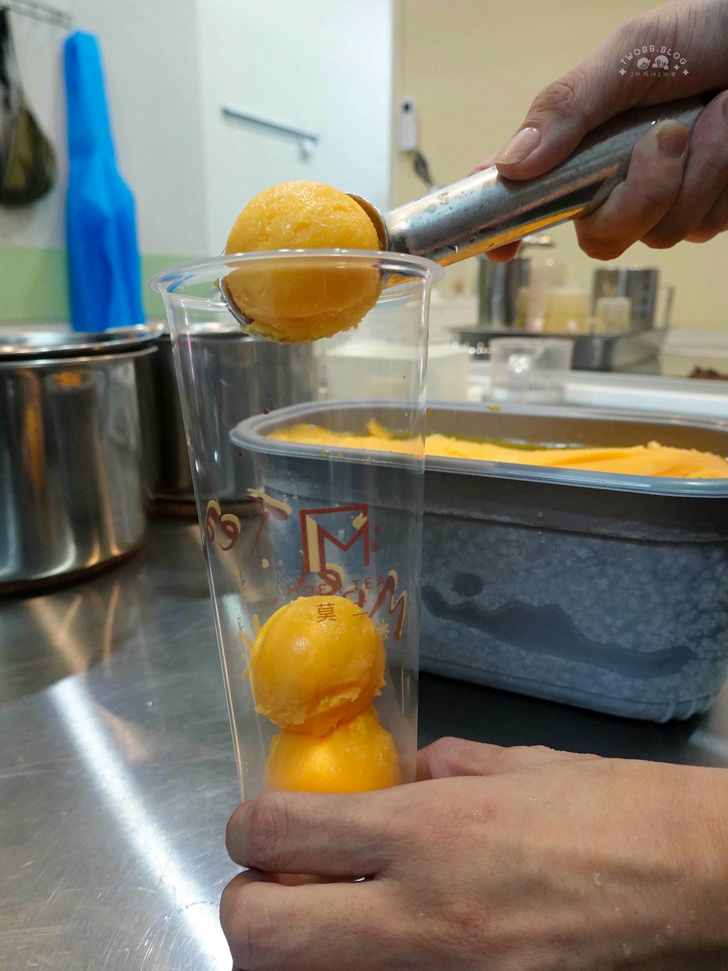 台中|莫二More Tea烏龍專賣(台中學士店)》一中必喝玩味烏龍專賣店!濃厚系烏龍專賣!加入一整瓶義美鮮奶,挖滿三大球芒果冰淇淋,夏日限定雪酪烏龍消暑首選。 - 第27張圖