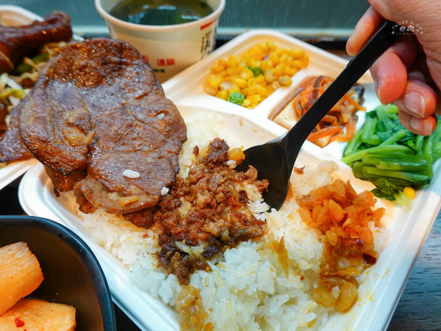 台北｜溪仔邊烤肉飯》深耕台北35年！老字號烤肉飯，炭火現點現烤，獨家秘製烤肉醃料，記憶中不變的好味道。 – 一個媽咪二個寶, image size:1500x1125