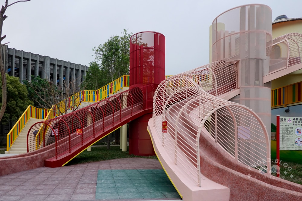苗栗|灣麗親子公園》特色公園!全台首創農舍主題親子公園,天空隧道、田鼠山丘、斗笠攀爬塔,多達十種以上遊具。 - 第6張圖 灣麗親子公園 (6)