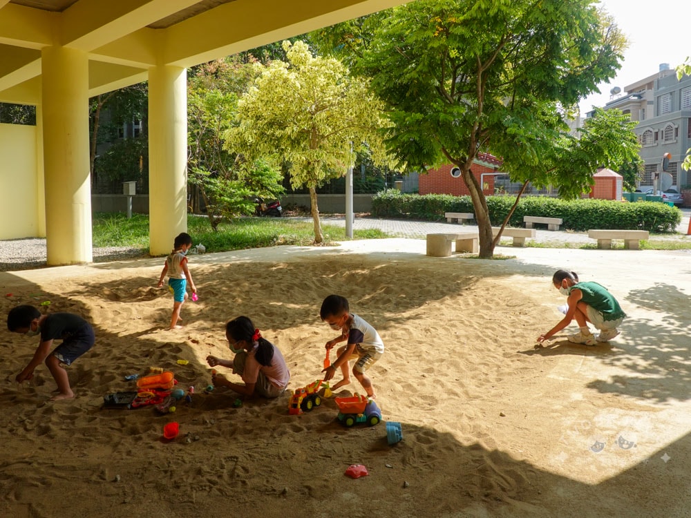 苗栗|灣麗親子公園》特色公園!全台首創農舍主題親子公園,天空隧道、田鼠山丘、斗笠攀爬塔,多達十種以上遊具。 - 第35張圖 灣麗親子公園 (78)