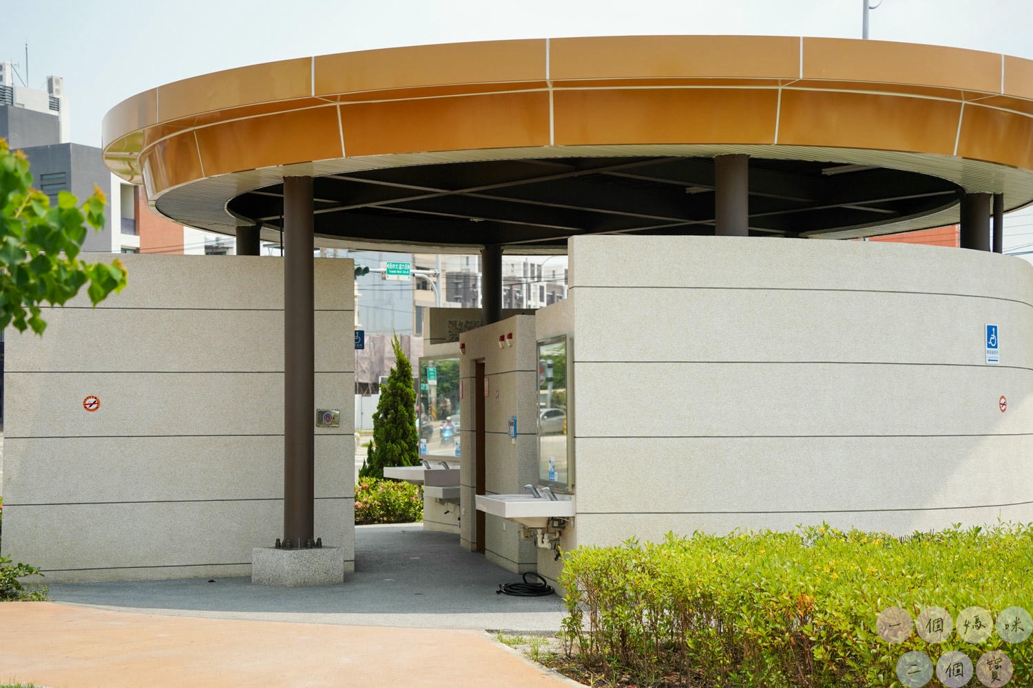 彰化|員林兔馬鹿公園》彰化首座共融公園!消防車主題,刺激的9.6公尺球形高塔滑梯、環形吊索遊具玩不膩。 - 第3張圖 員林兔馬鹿公園 (1)