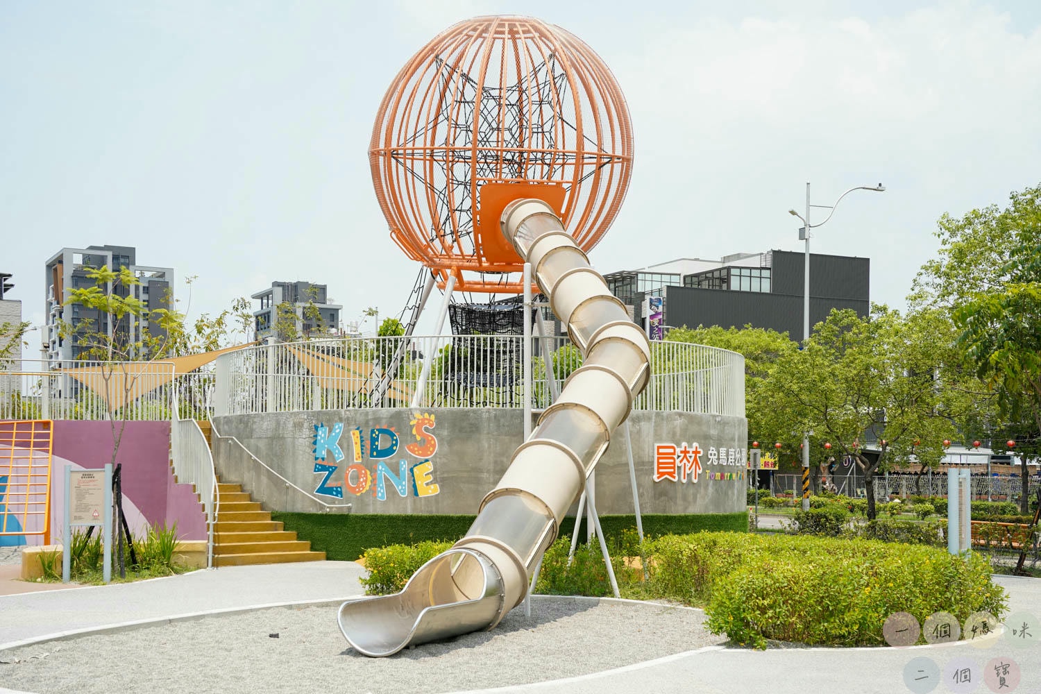 彰化|員林兔馬鹿公園》彰化首座共融公園!消防車主題,刺激的9.6公尺球形高塔滑梯、環形吊索遊具玩不膩。 - 第15張圖 員林兔馬鹿公園 (10)