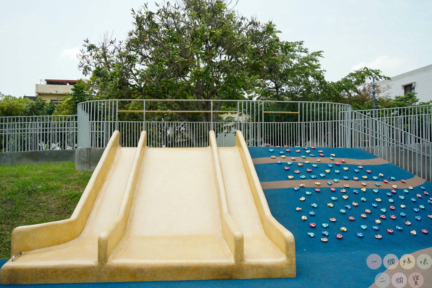 彰化|員林兔馬鹿公園》彰化首座共融公園!消防車主題,刺激的9.6公尺球形高塔滑梯、環形吊索遊具玩不膩。 - 第18張圖 員林兔馬鹿公園 (21)