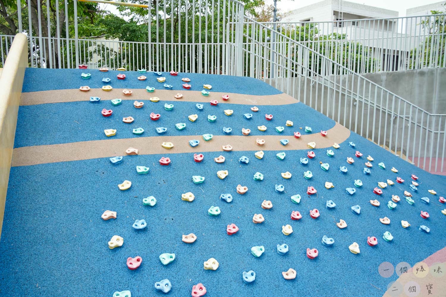 彰化|員林兔馬鹿公園》彰化首座共融公園!消防車主題,刺激的9.6公尺球形高塔滑梯、環形吊索遊具玩不膩。 - 第17張圖 員林兔馬鹿公園 (22)