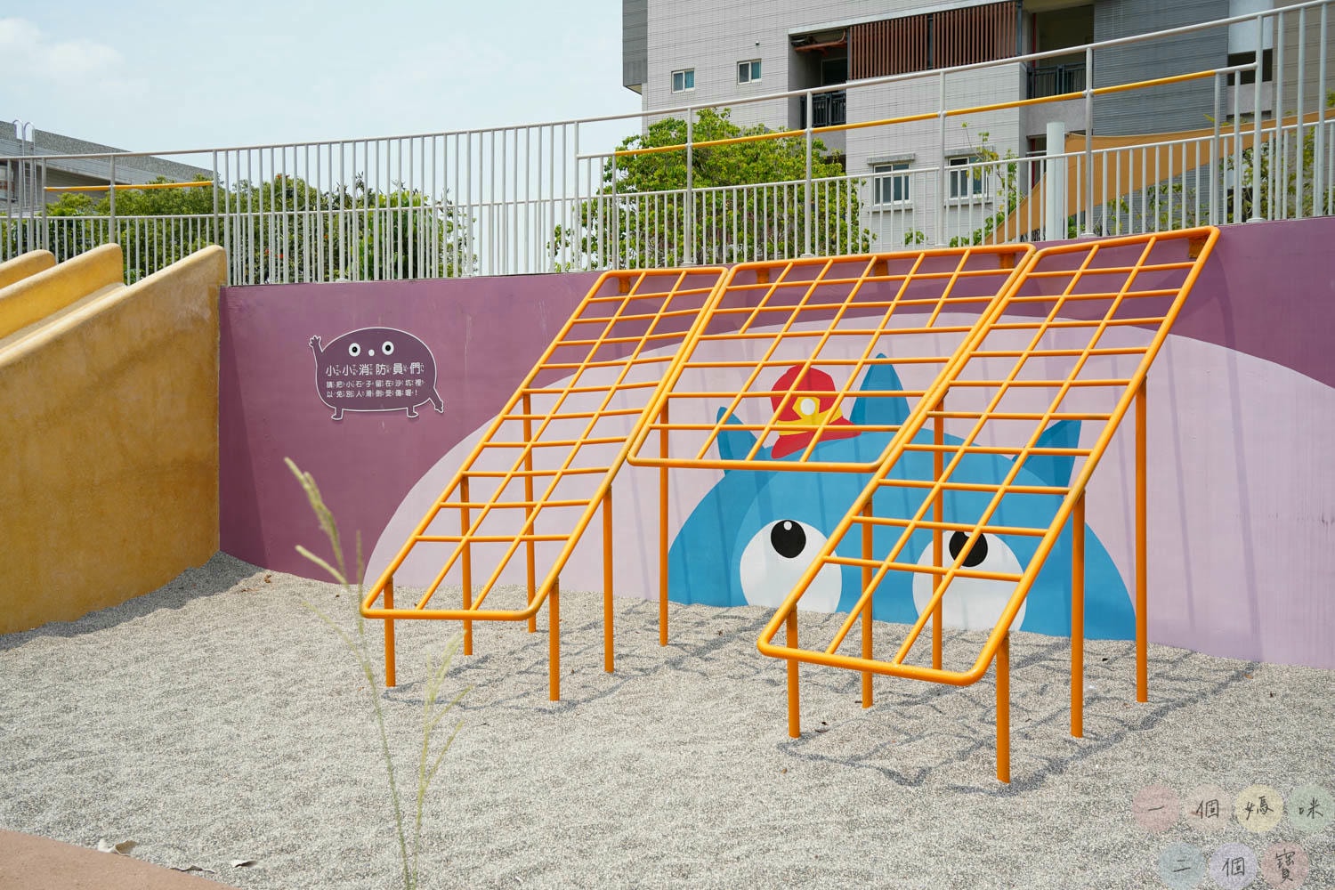 彰化|員林兔馬鹿公園》彰化首座共融公園!消防車主題,刺激的9.6公尺球形高塔滑梯、環形吊索遊具玩不膩。 - 第16張圖 員林兔馬鹿公園 (24)