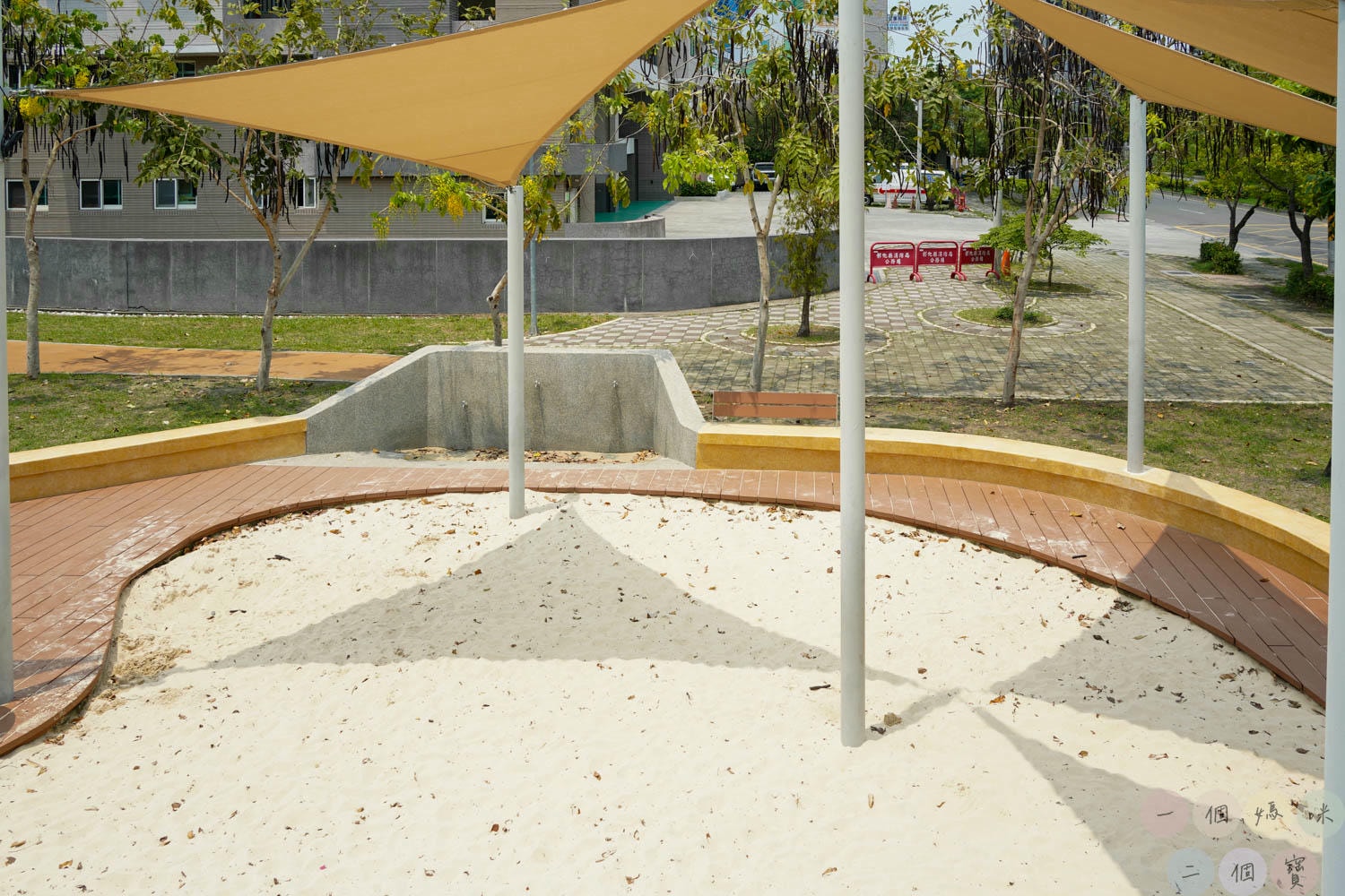 彰化|員林兔馬鹿公園》彰化首座共融公園!消防車主題,刺激的9.6公尺球形高塔滑梯、環形吊索遊具玩不膩。 - 第26張圖 員林兔馬鹿公園 (25)