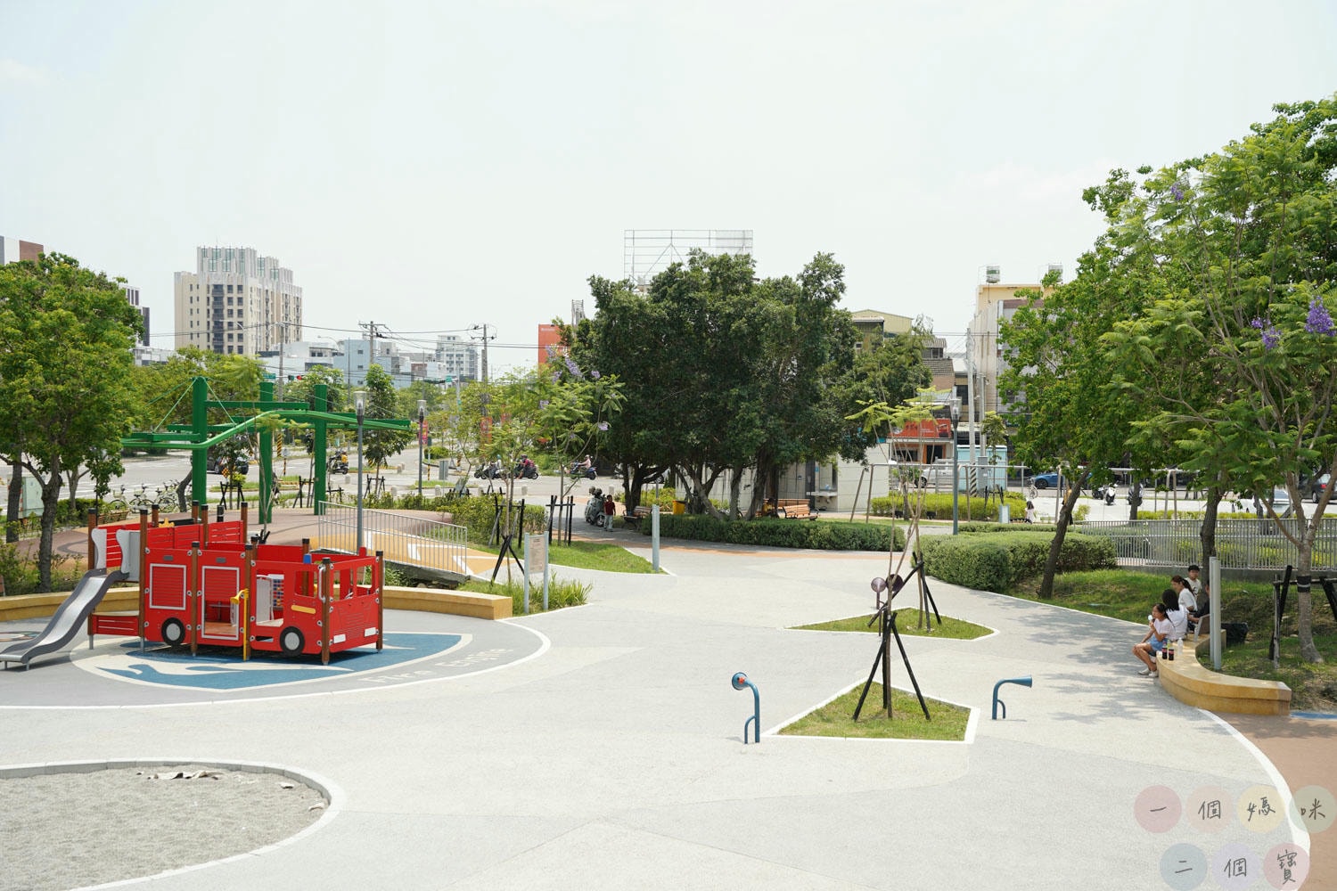 彰化|員林兔馬鹿公園》彰化首座共融公園!消防車主題,刺激的9.6公尺球形高塔滑梯、環形吊索遊具玩不膩。 - 第22張圖 員林兔馬鹿公園 (27)