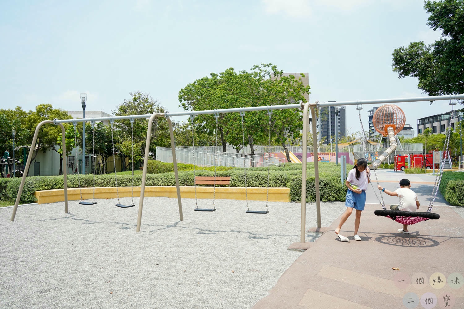 彰化|員林兔馬鹿公園》彰化首座共融公園!消防車主題,刺激的9.6公尺球形高塔滑梯、環形吊索遊具玩不膩。 - 第24張圖 員林兔馬鹿公園 (4)
