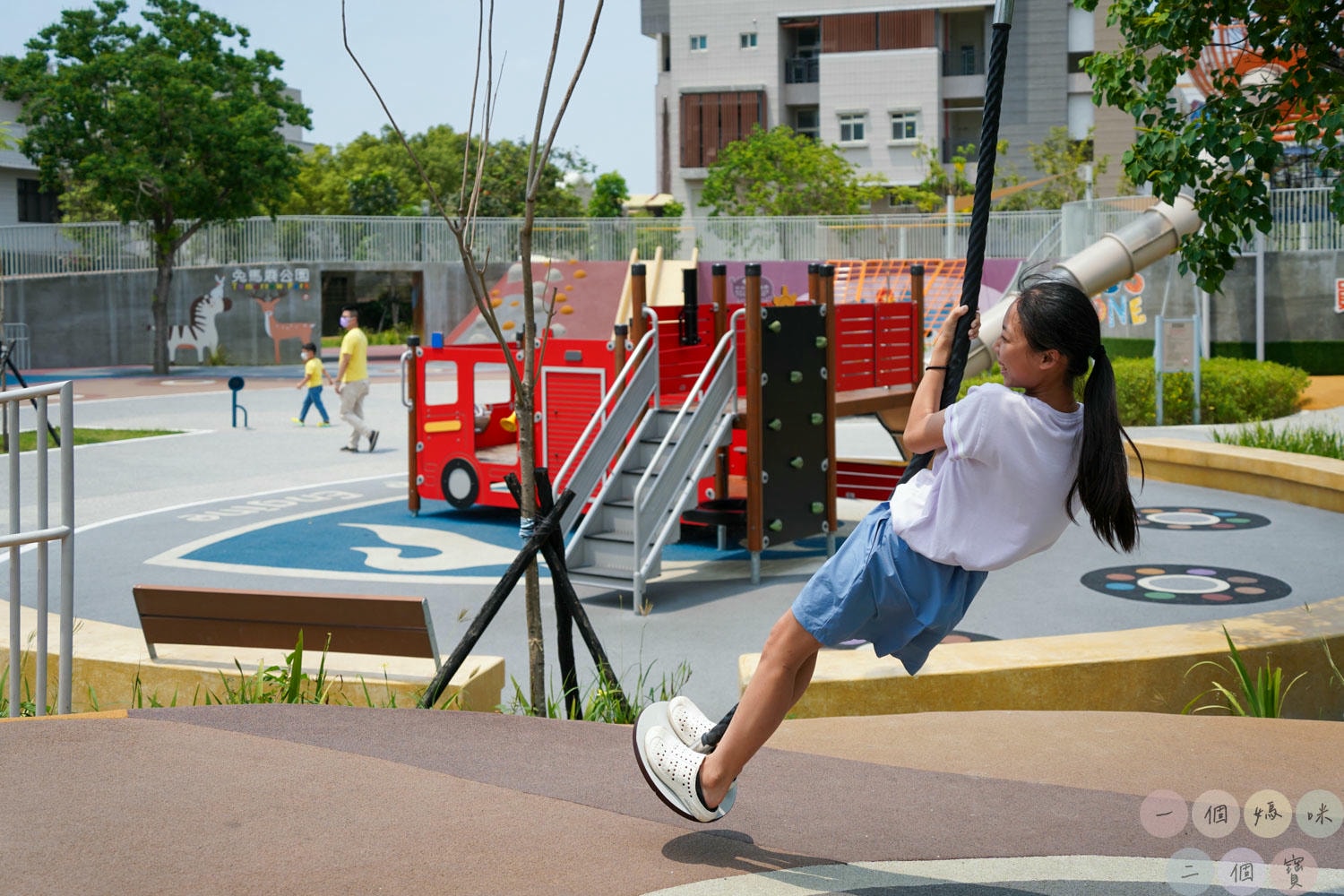 彰化|員林兔馬鹿公園》彰化首座共融公園!消防車主題,刺激的9.6公尺球形高塔滑梯、環形吊索遊具玩不膩。 - 第29張圖 員林兔馬鹿公園 (40)