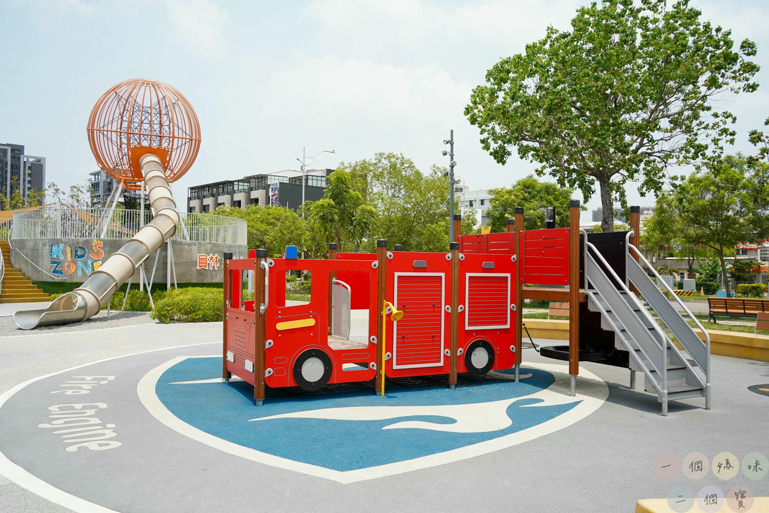 彰化|員林兔馬鹿公園》彰化首座共融公園!消防車主題,刺激的9.6公尺球形高塔滑梯、環形吊索遊具玩不膩。 - 第12張圖 員林兔馬鹿公園 (8)