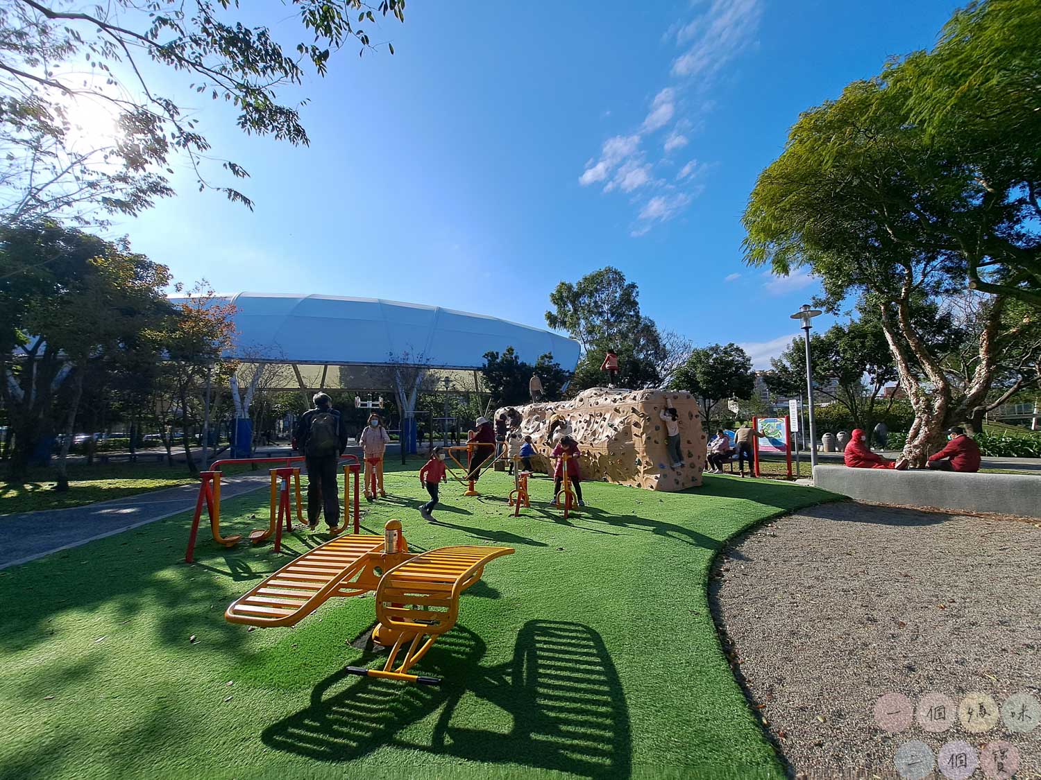 桃園|新勢公園》平鎮共融兒童遊戲場,海洋主題溜滑梯,超大沙坑、旋轉飛椅、攀岩極限運動場,無敵大草坪遛狗放風。 - 第22張圖 新勢公園 (1)