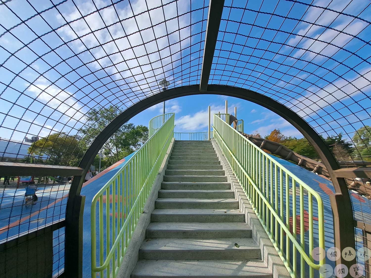 桃園|新勢公園》平鎮共融兒童遊戲場,海洋主題溜滑梯,超大沙坑、旋轉飛椅、攀岩極限運動場,無敵大草坪遛狗放風。 - 第8張圖 新勢公園 (10)