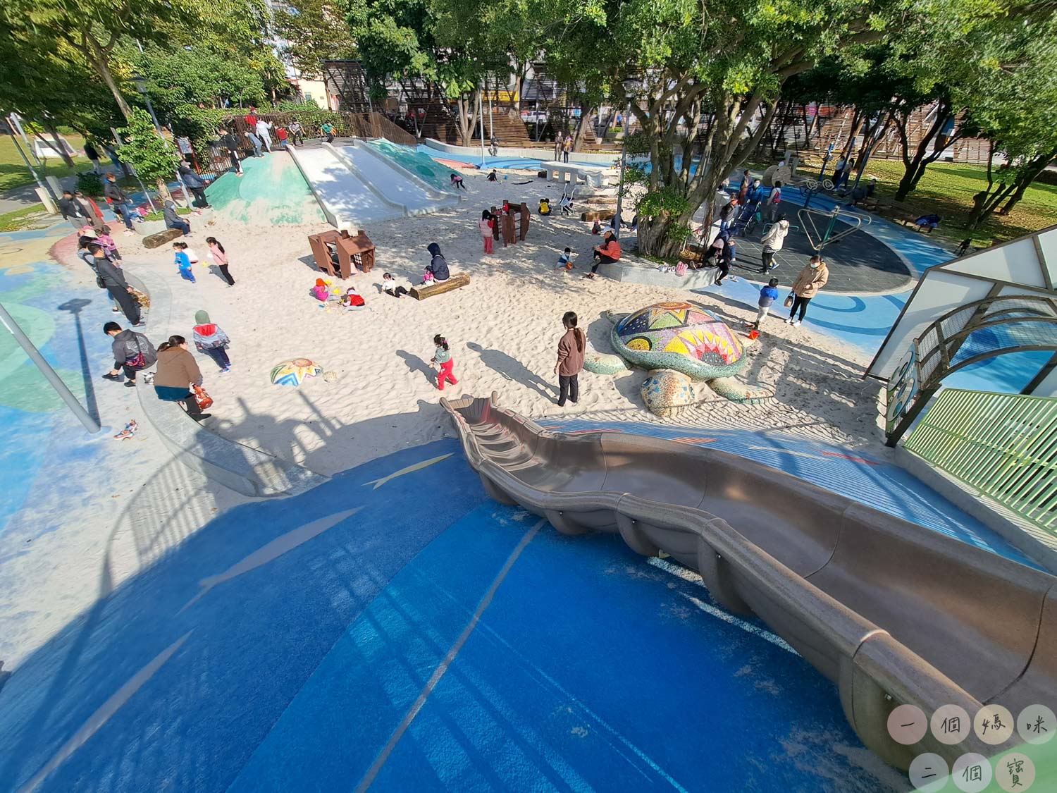 桃園|新勢公園》平鎮共融兒童遊戲場,海洋主題溜滑梯,超大沙坑、旋轉飛椅、攀岩極限運動場,無敵大草坪遛狗放風。 - 第9張圖 新勢公園 (14)