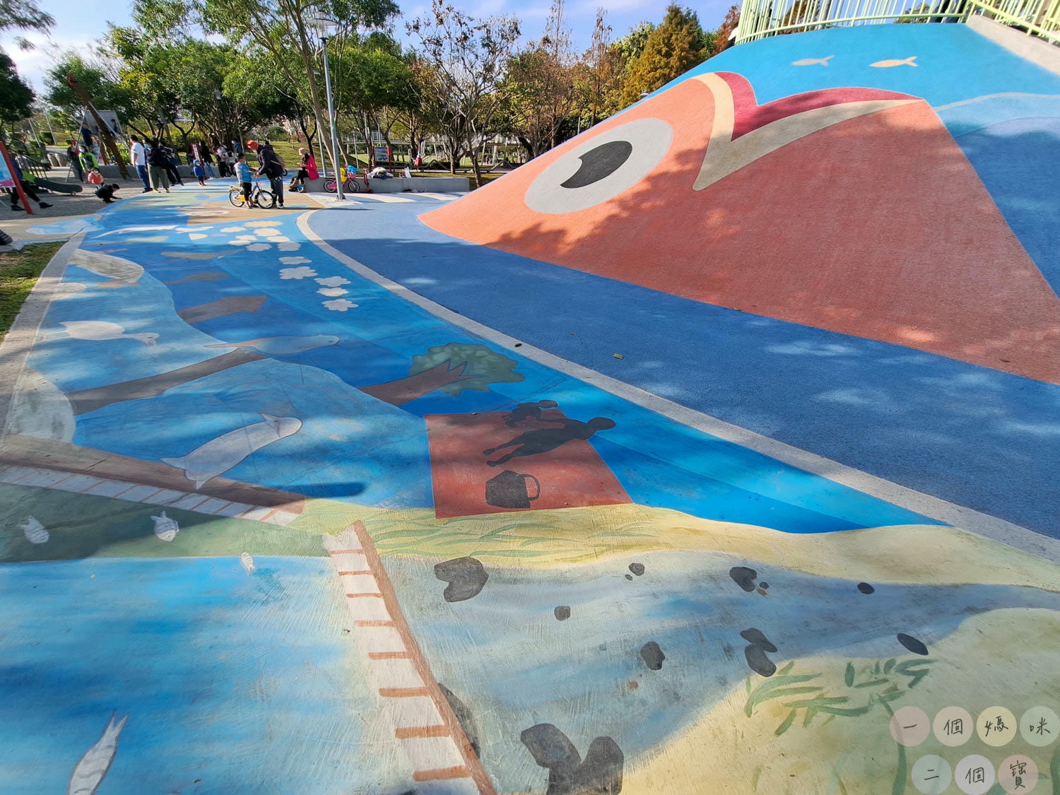桃園|新勢公園》平鎮共融兒童遊戲場,海洋主題溜滑梯,超大沙坑、旋轉飛椅、攀岩極限運動場,無敵大草坪遛狗放風。 - 第7張圖 新勢公園 (16)