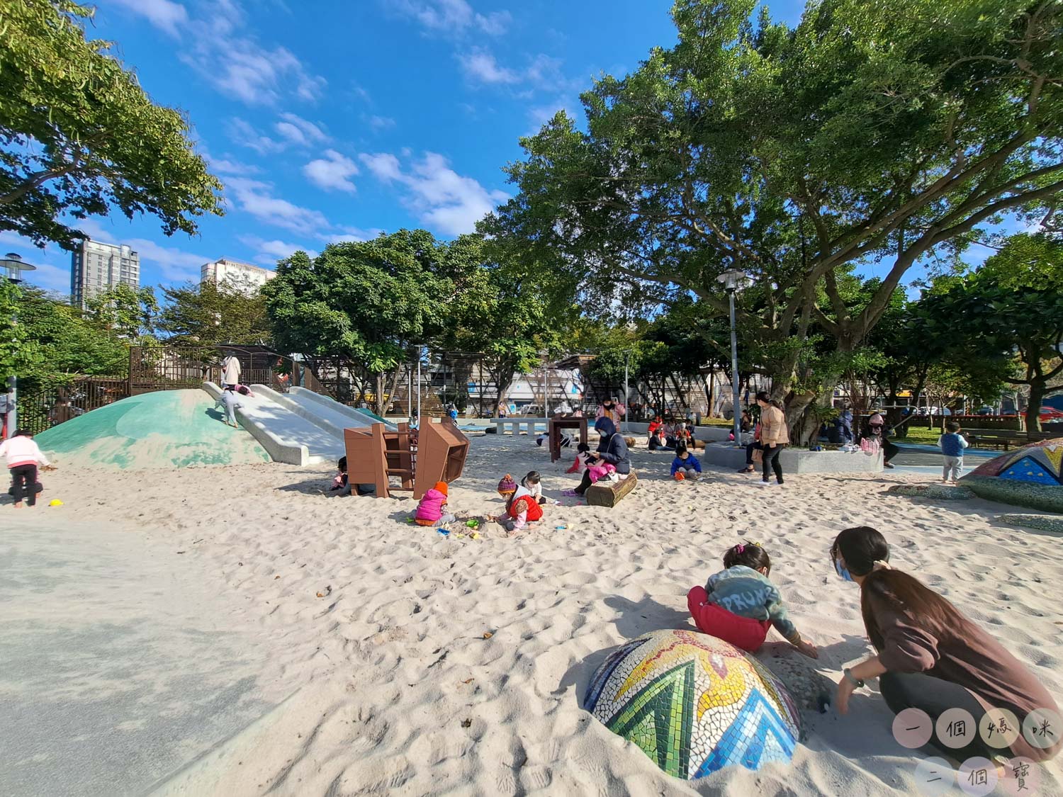 桃園|新勢公園》平鎮共融兒童遊戲場,海洋主題溜滑梯,超大沙坑、旋轉飛椅、攀岩極限運動場,無敵大草坪遛狗放風。 - 第11張圖 新勢公園 (18)