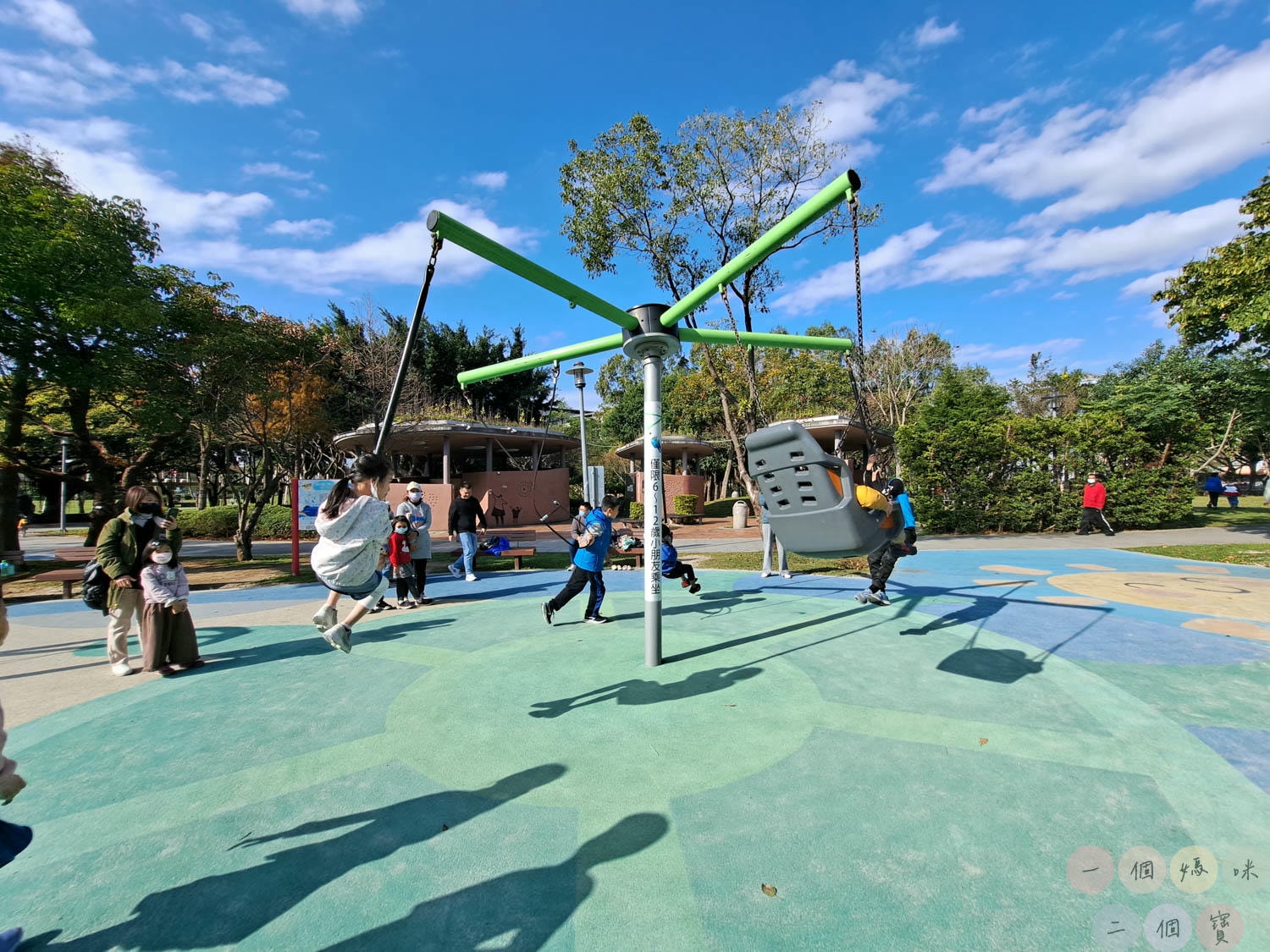 桃園|新勢公園》平鎮共融兒童遊戲場,海洋主題溜滑梯,超大沙坑、旋轉飛椅、攀岩極限運動場,無敵大草坪遛狗放風。 - 第15張圖 新勢公園 (19)