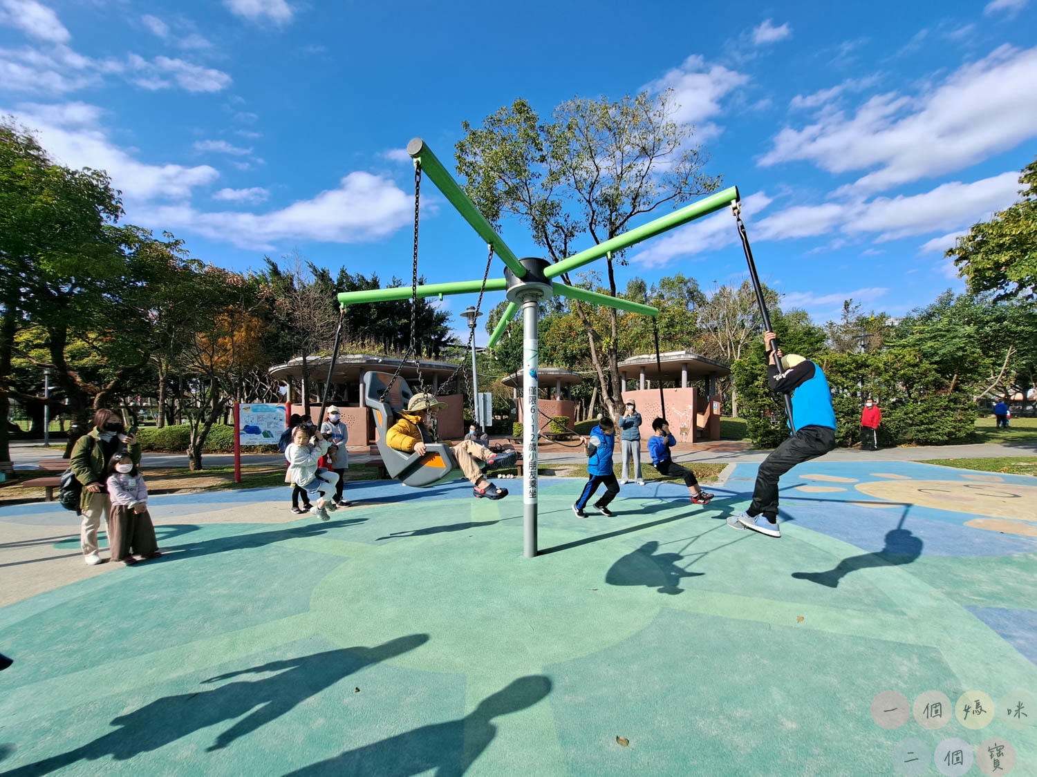 桃園|新勢公園》平鎮共融兒童遊戲場,海洋主題溜滑梯,超大沙坑、旋轉飛椅、攀岩極限運動場,無敵大草坪遛狗放風。 - 第16張圖 新勢公園 (20)