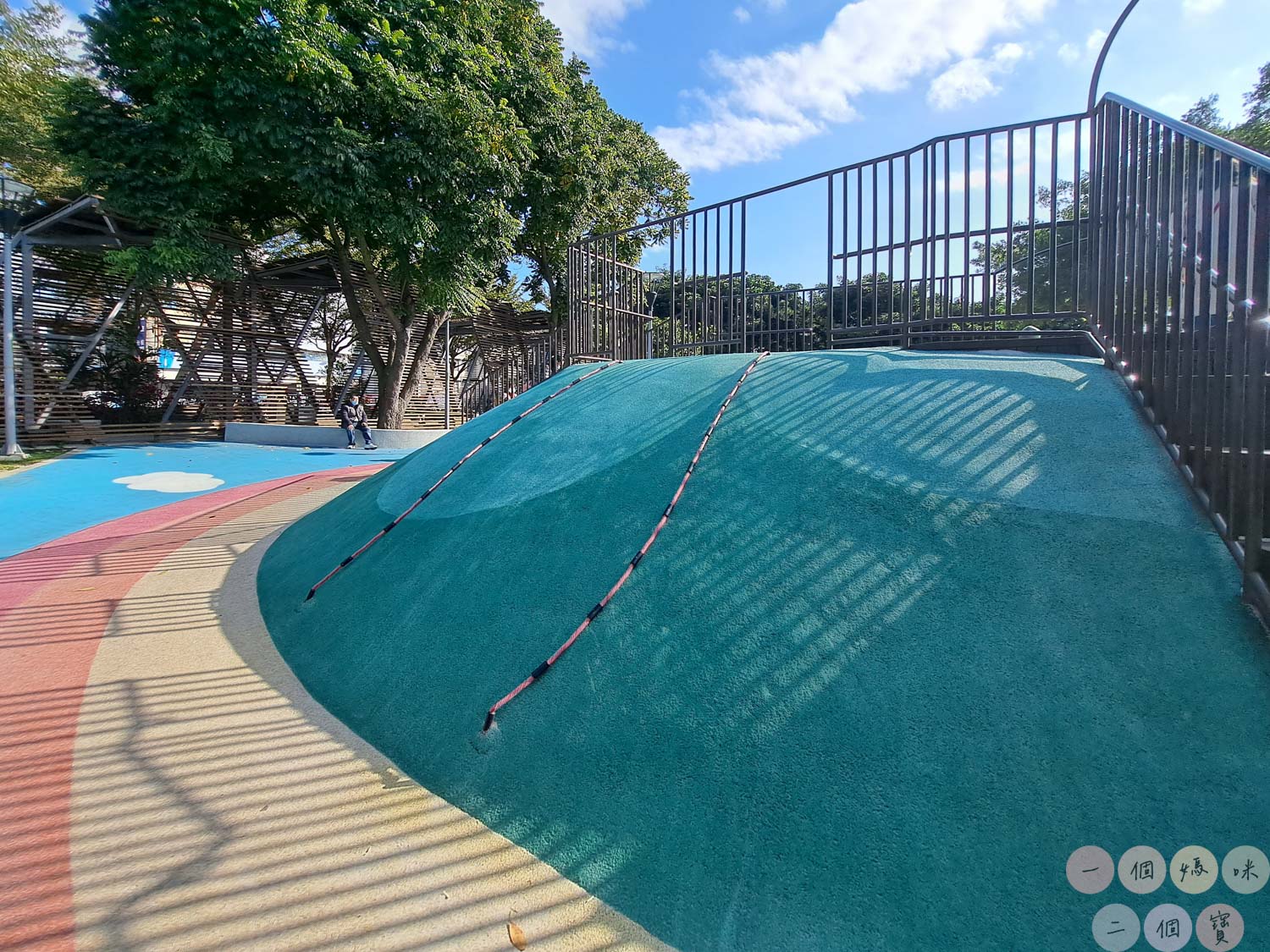 桃園|新勢公園》平鎮共融兒童遊戲場,海洋主題溜滑梯,超大沙坑、旋轉飛椅、攀岩極限運動場,無敵大草坪遛狗放風。 - 第13張圖 新勢公園 (21)