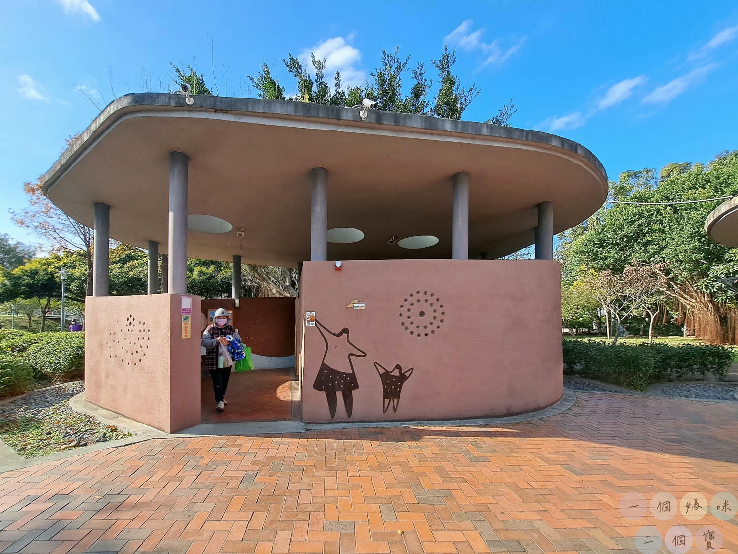 桃園|新勢公園》平鎮共融兒童遊戲場,海洋主題溜滑梯,超大沙坑、旋轉飛椅、攀岩極限運動場,無敵大草坪遛狗放風。 - 第23張圖 新勢公園 (24)