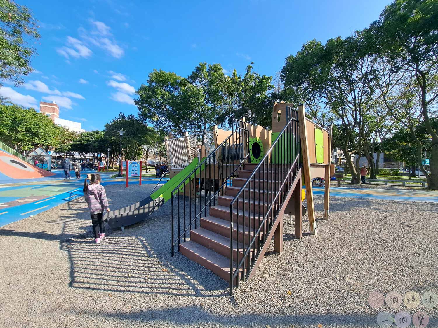 桃園|新勢公園》平鎮共融兒童遊戲場,海洋主題溜滑梯,超大沙坑、旋轉飛椅、攀岩極限運動場,無敵大草坪遛狗放風。 - 第18張圖 新勢公園 (28)