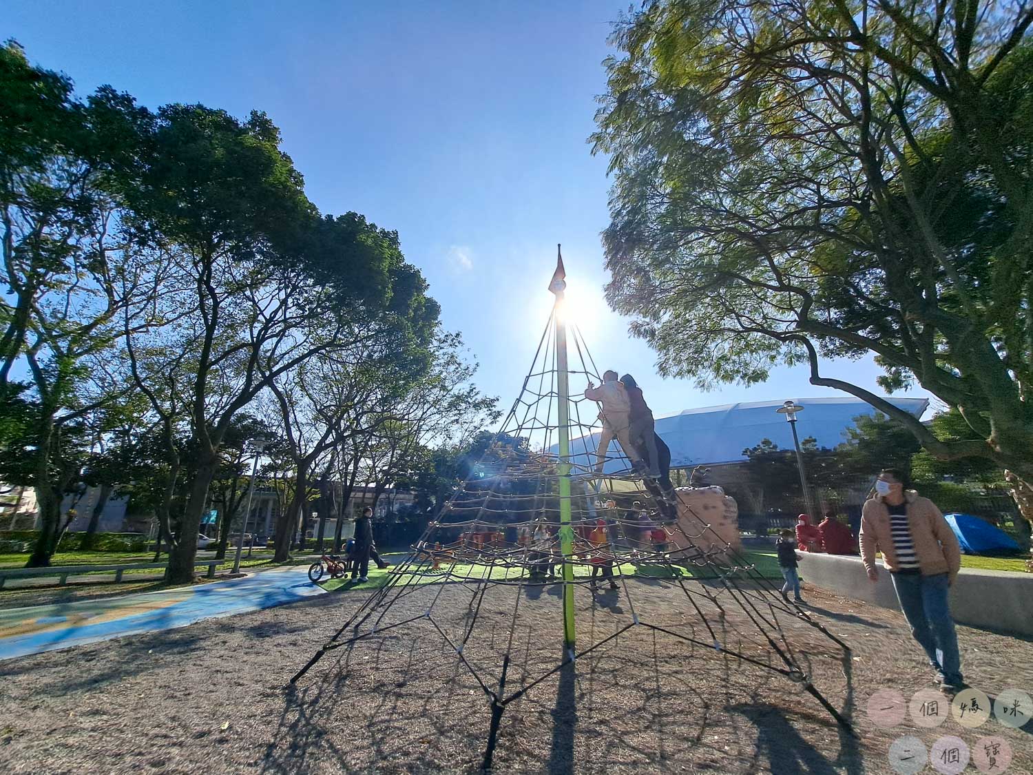 桃園|新勢公園》平鎮共融兒童遊戲場,海洋主題溜滑梯,超大沙坑、旋轉飛椅、攀岩極限運動場,無敵大草坪遛狗放風。 - 第24張圖 新勢公園 (29)
