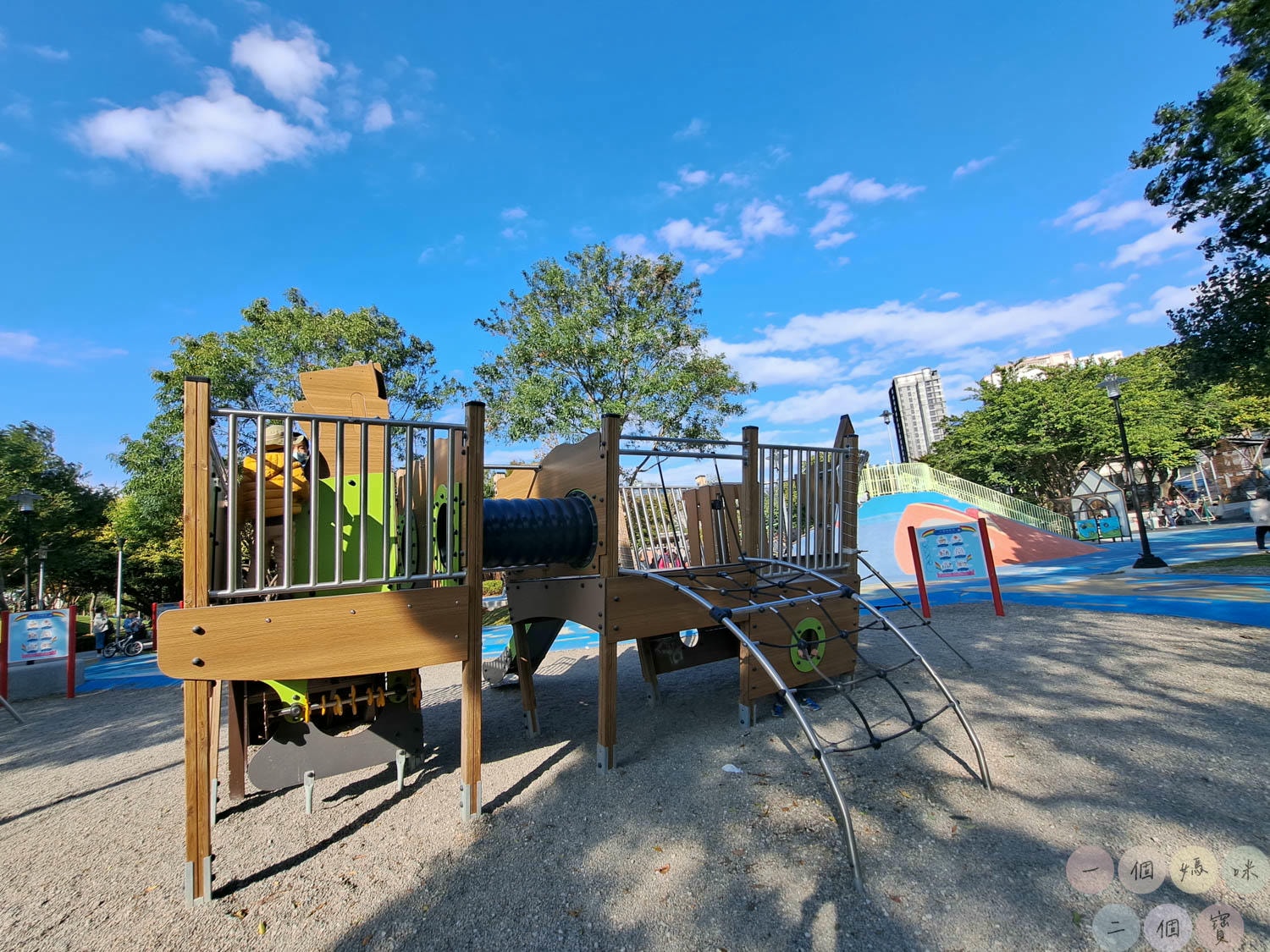 桃園|新勢公園》平鎮共融兒童遊戲場,海洋主題溜滑梯,超大沙坑、旋轉飛椅、攀岩極限運動場,無敵大草坪遛狗放風。 - 第19張圖 新勢公園 (30)