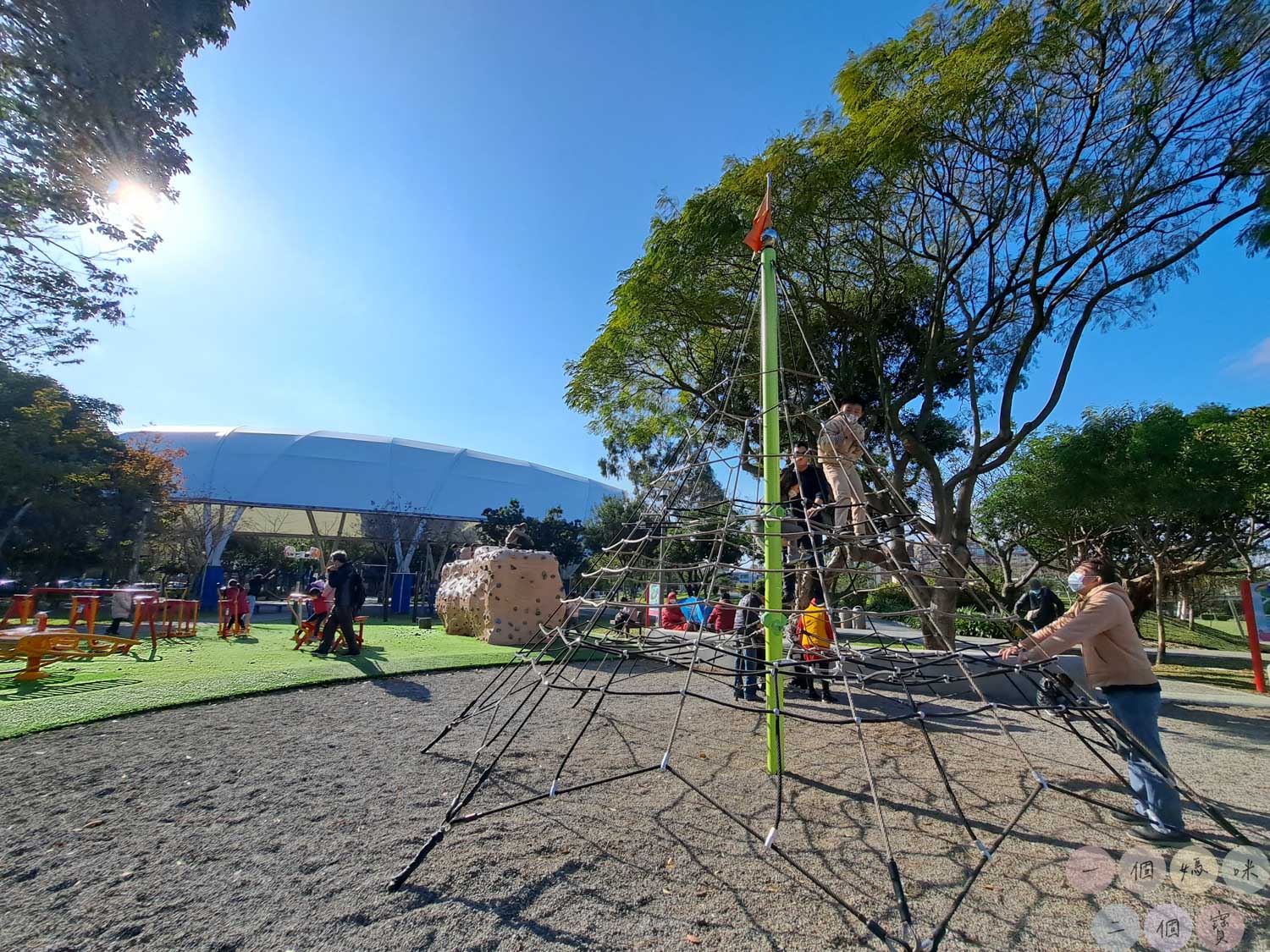 桃園|新勢公園》平鎮共融兒童遊戲場,海洋主題溜滑梯,超大沙坑、旋轉飛椅、攀岩極限運動場,無敵大草坪遛狗放風。 - 第25張圖 新勢公園 (31)