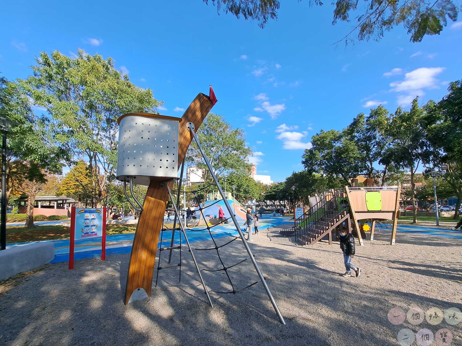 桃園|新勢公園》平鎮共融兒童遊戲場,海洋主題溜滑梯,超大沙坑、旋轉飛椅、攀岩極限運動場,無敵大草坪遛狗放風。 - 第20張圖 新勢公園 (32)