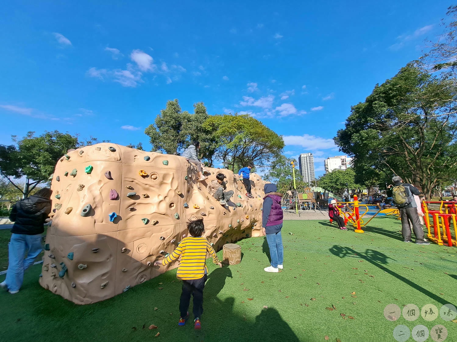 桃園|新勢公園》平鎮共融兒童遊戲場,海洋主題溜滑梯,超大沙坑、旋轉飛椅、攀岩極限運動場,無敵大草坪遛狗放風。 - 第21張圖 新勢公園 (34)