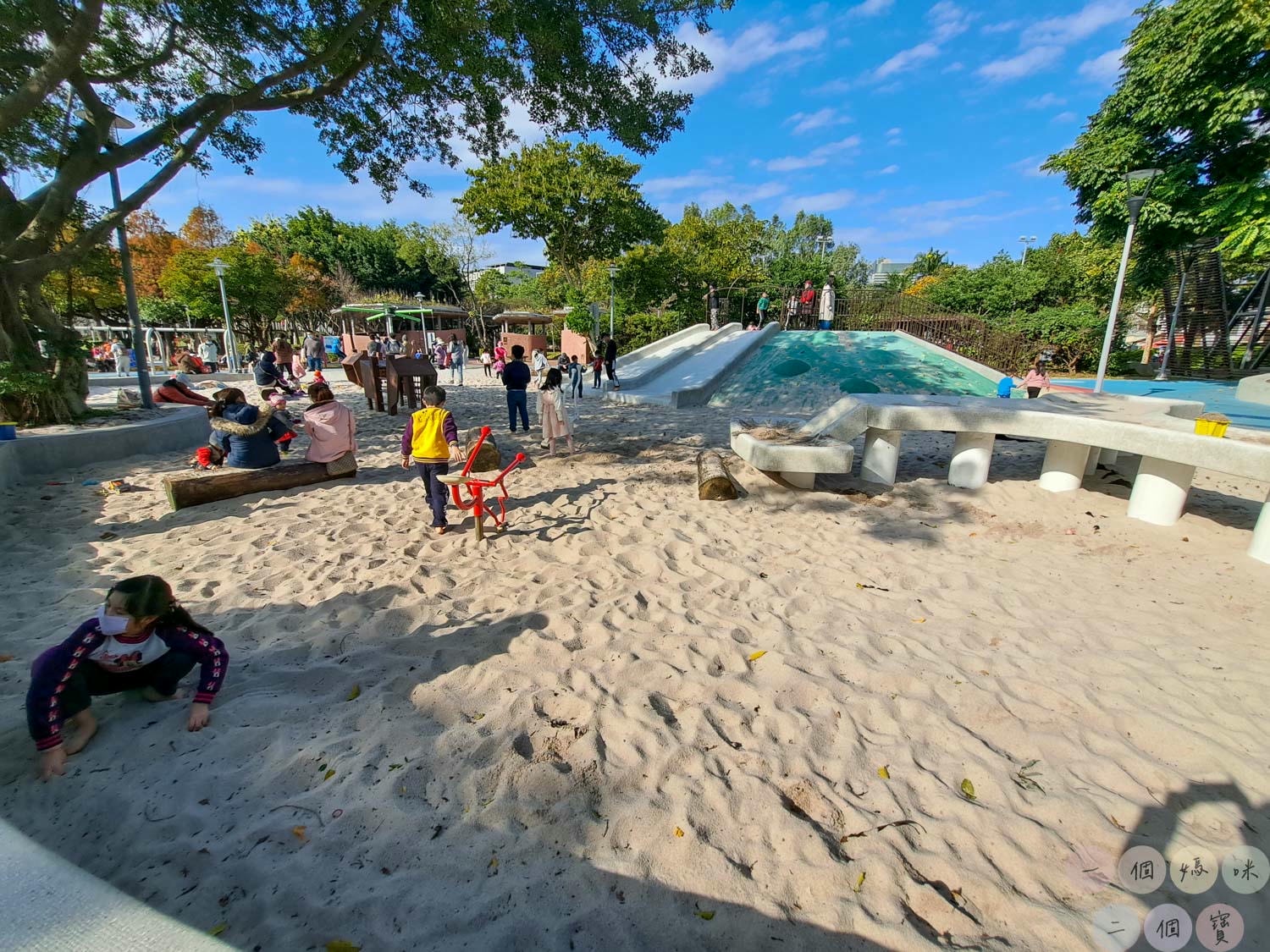 桃園|新勢公園》平鎮共融兒童遊戲場,海洋主題溜滑梯,超大沙坑、旋轉飛椅、攀岩極限運動場,無敵大草坪遛狗放風。 - 第10張圖 新勢公園 (8)