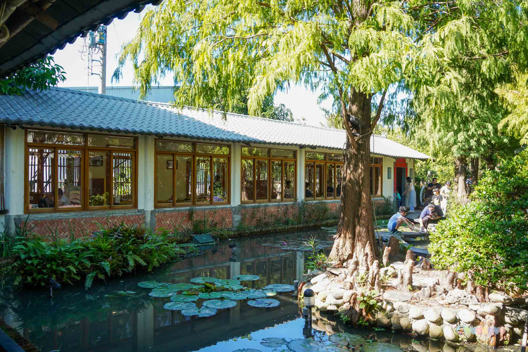 台中|田寮農莊》隱藏都市內,台中南屯古色農園景觀餐廳,隨時能吃到辦桌手路菜,欣賞落羽松與大片蓮池,寵物友善。 - 第23張圖 田寮農莊 用餐環境 (3)