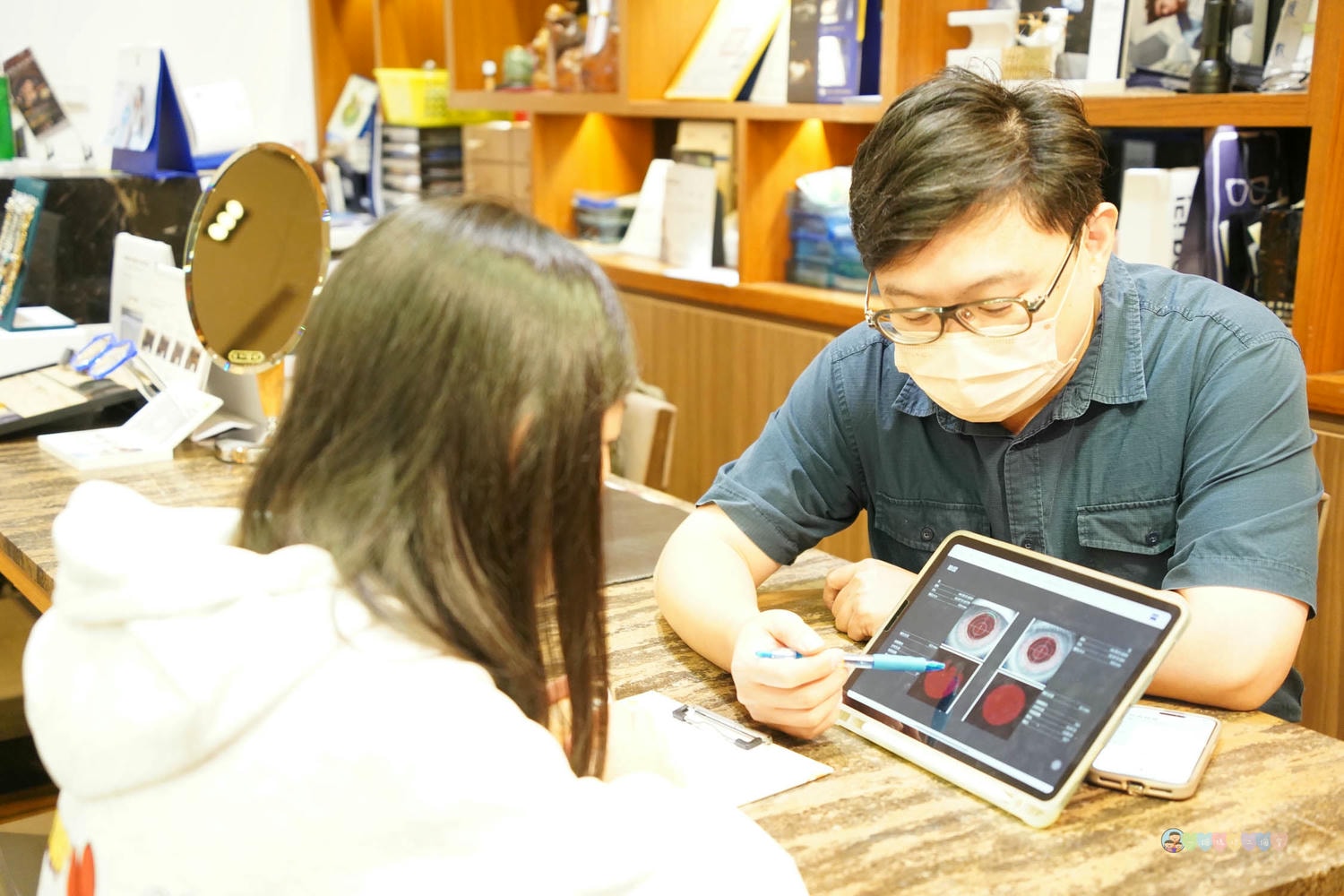 新北|師傅眼鏡(北大店)》新北配眼鏡推薦,多款名牌質感鏡框、蔡司優視力體驗中心,精準定位,打造最適配的眼鏡。 - 第76張圖 Dsc09761