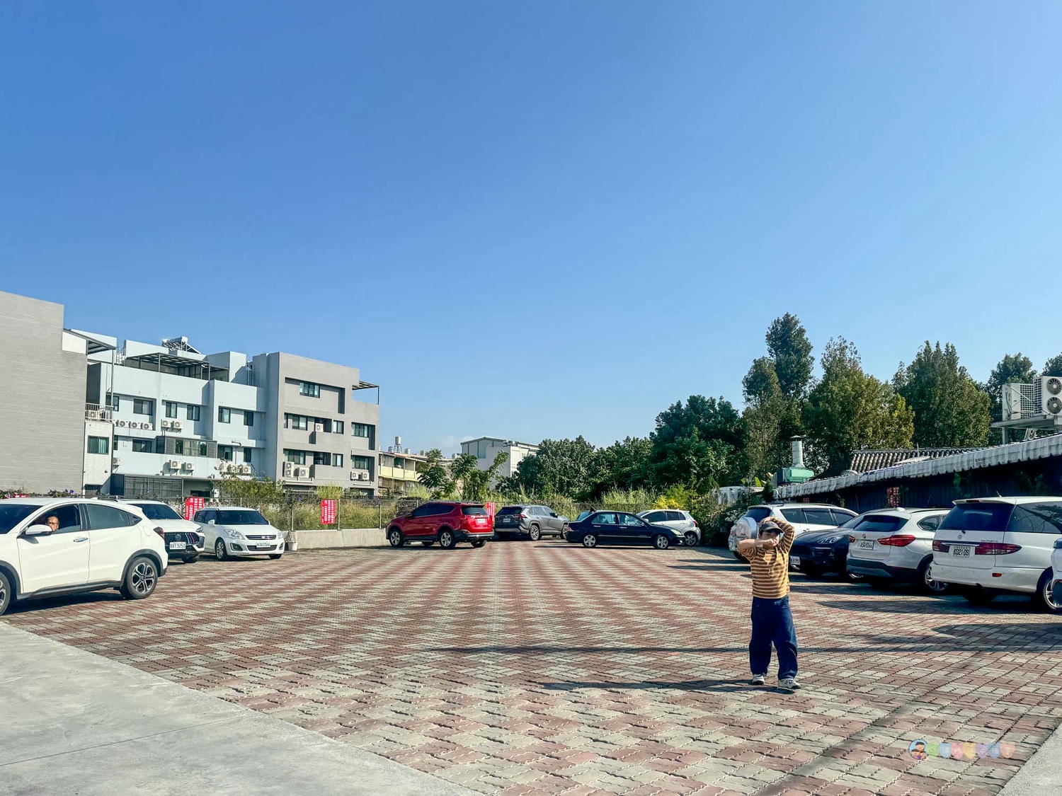 南投|貝拉義大利冰淇淋店 Bella Gelateria》南投秘境!隱身於花園內,正統義大利手工冰淇淋,大推貝禮斯牛奶糖口味。 - 第2張圖 貝拉義大利冰淇淋店 停車場 (1)