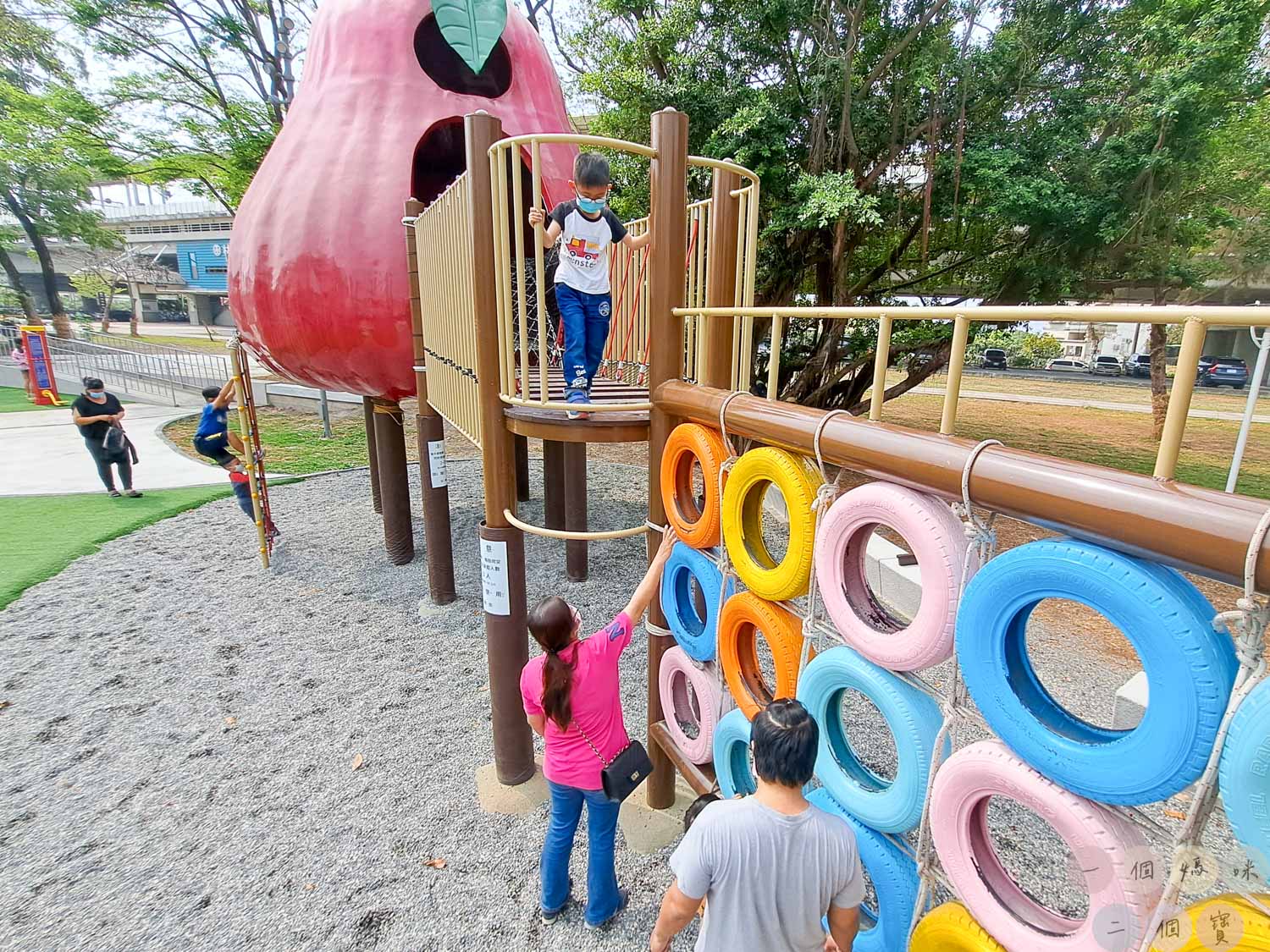屏東|林邊蓮霧公園》屏東免門票親子景點,七彩飛天火車、蓮霧森林主題公園,吸睛巨大蓮霧。 - 第18張圖 林邊蓮霧公園 (30)