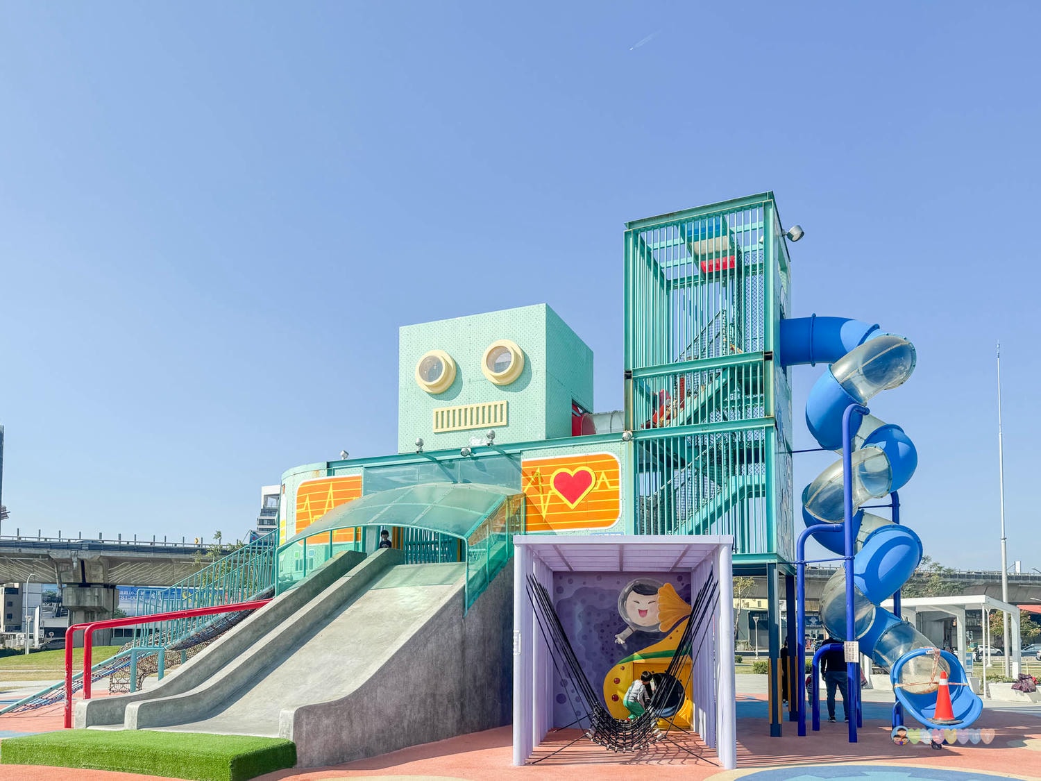 高雄|機器人主題公園》保安兒童貨櫃主題公園,免門票景點!六大主題空間、巨型溜滑梯、優質廁所。 - 第5張圖