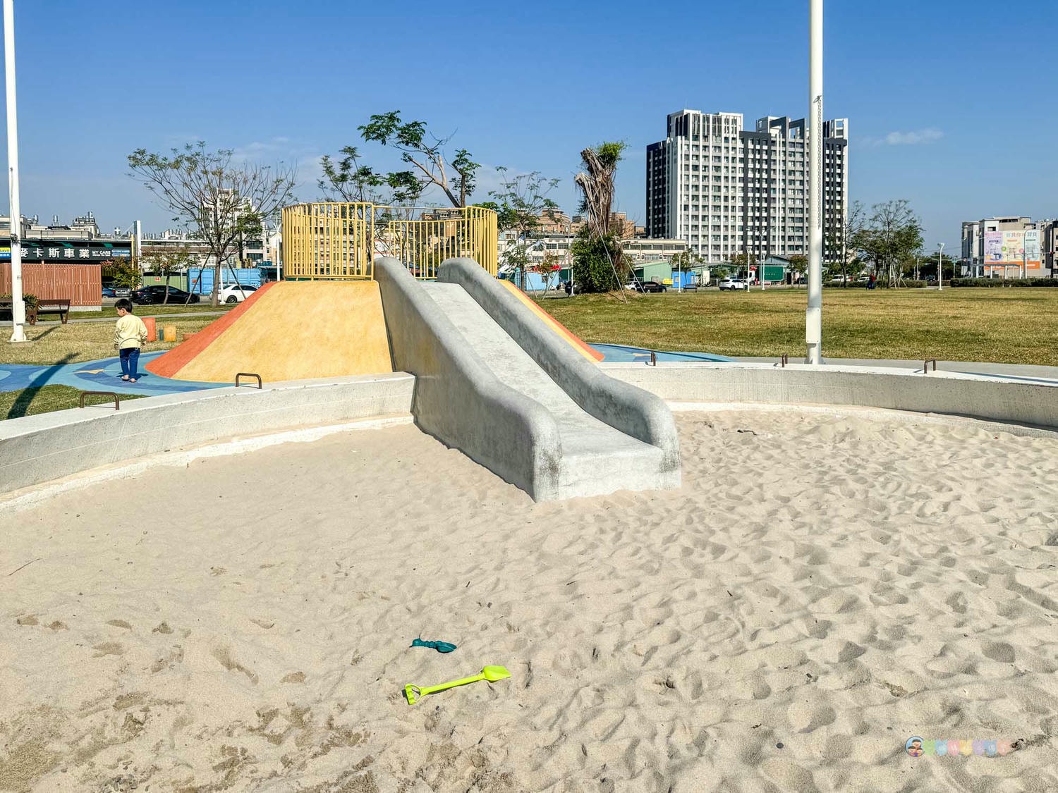 高雄|機器人主題公園》保安兒童貨櫃主題公園,免門票景點!六大主題空間、巨型溜滑梯、優質廁所。 - 第19張圖