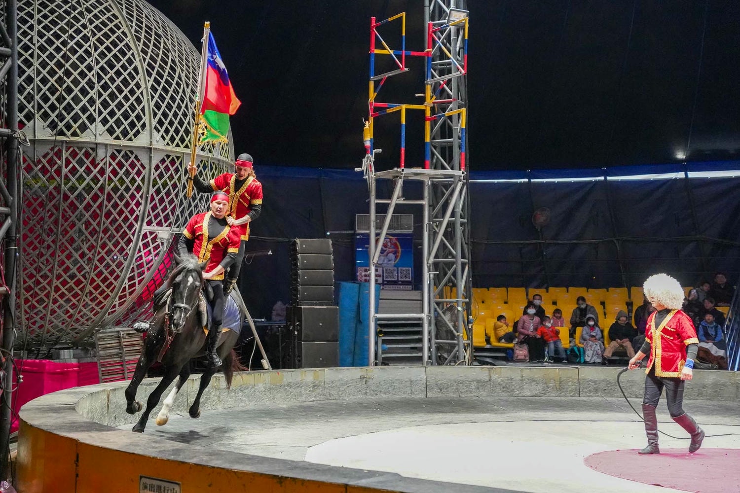 台中|美洲瘋馬夢想大馬戲團》台中一日遊,精彩特技表演、鐵球機車極限飆速秀。 - 第30張圖