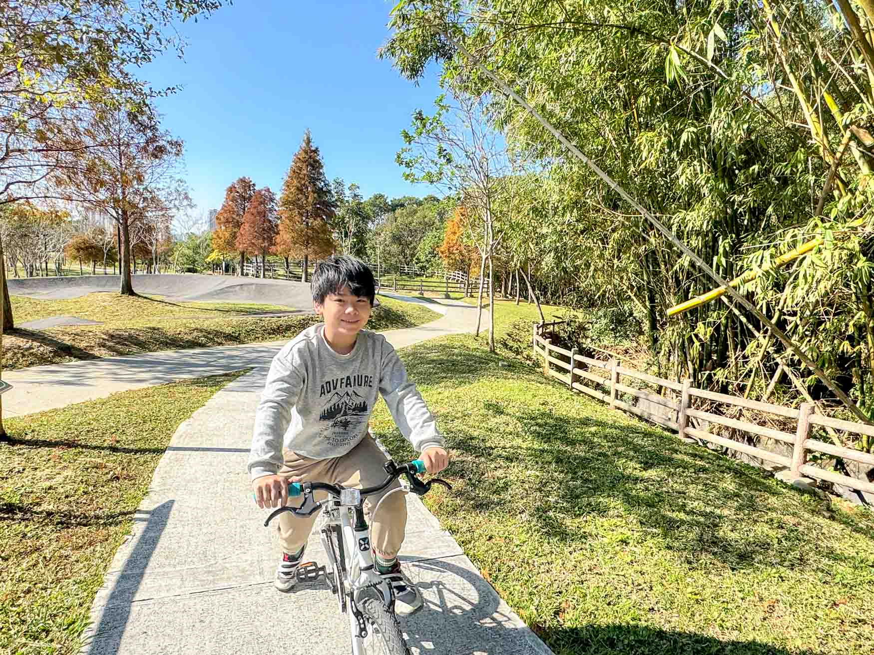 桃園|汴洲公園》桃園首座Pump Track極限運動公園,滑步車放電遊戲場。 - 第8張圖