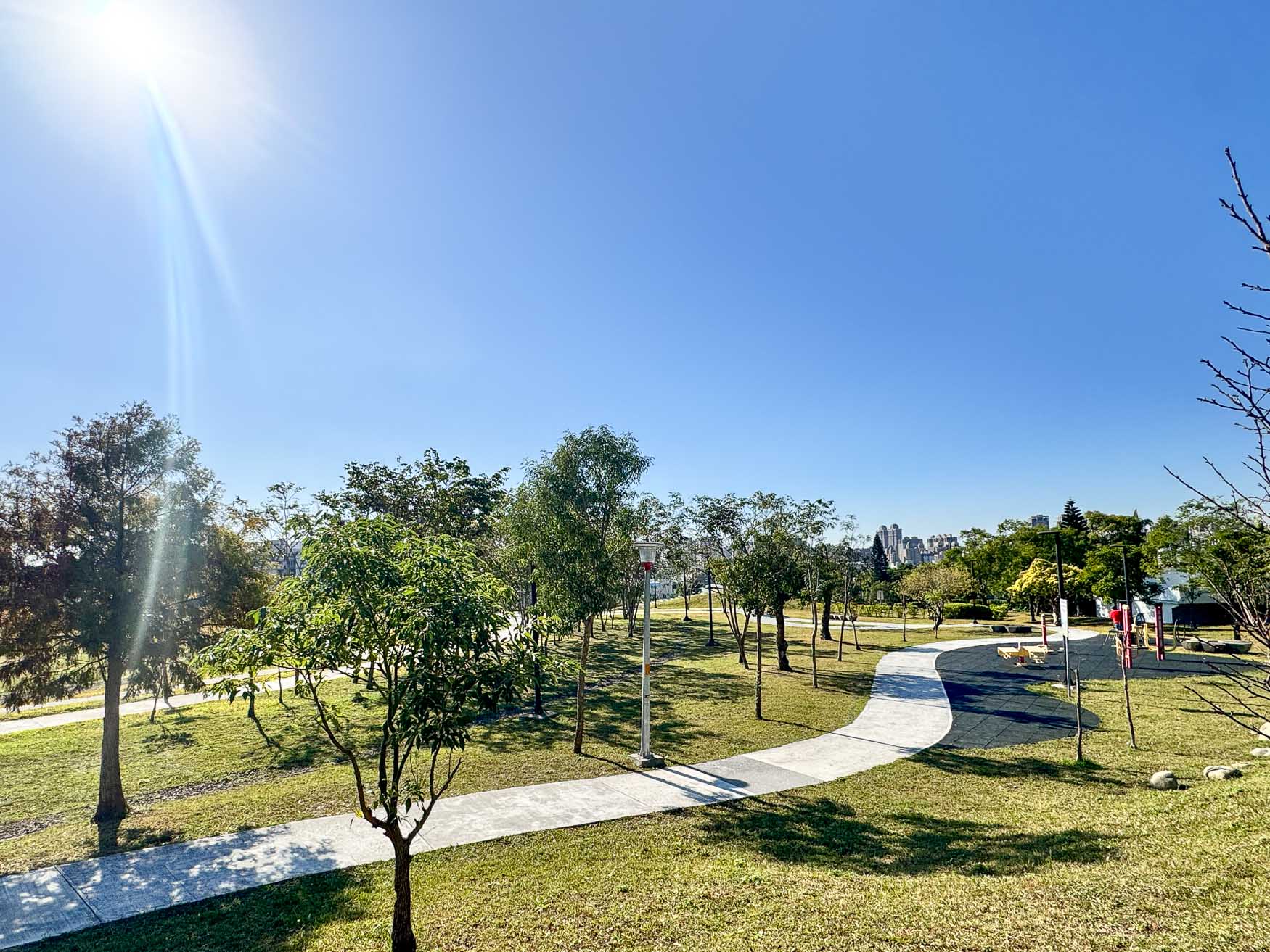 桃園|汴洲公園》桃園首座Pump Track極限運動公園,滑步車放電遊戲場。 - 第12張圖