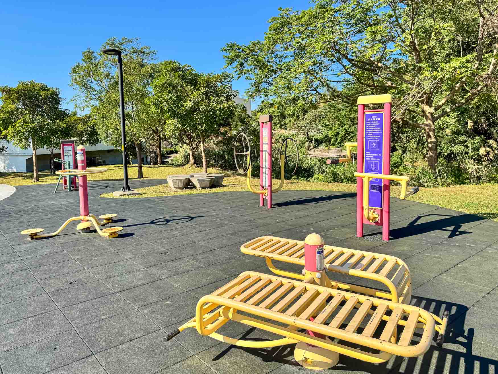 桃園|汴洲公園》桃園首座Pump Track極限運動公園,滑步車放電遊戲場。 - 第19張圖
