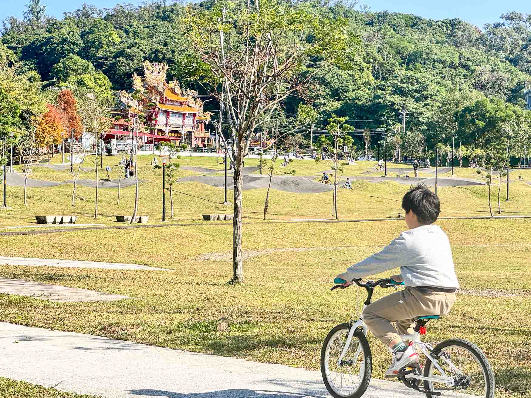 桃園|汴洲公園》桃園首座Pump Track極限運動公園,滑步車放電遊戲場。 - 第10張圖