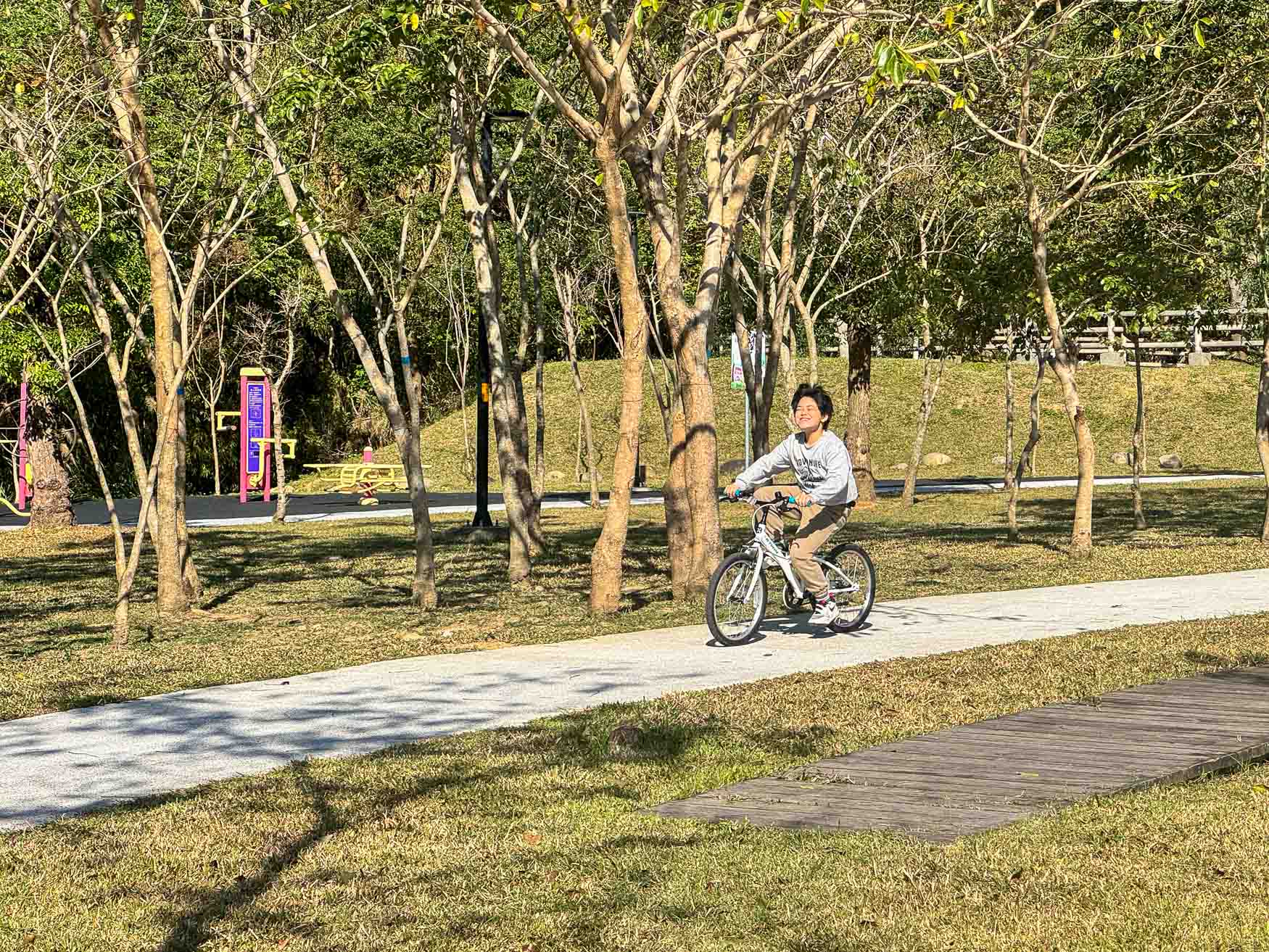 桃園|汴洲公園》桃園首座Pump Track極限運動公園,滑步車放電遊戲場。 - 第11張圖