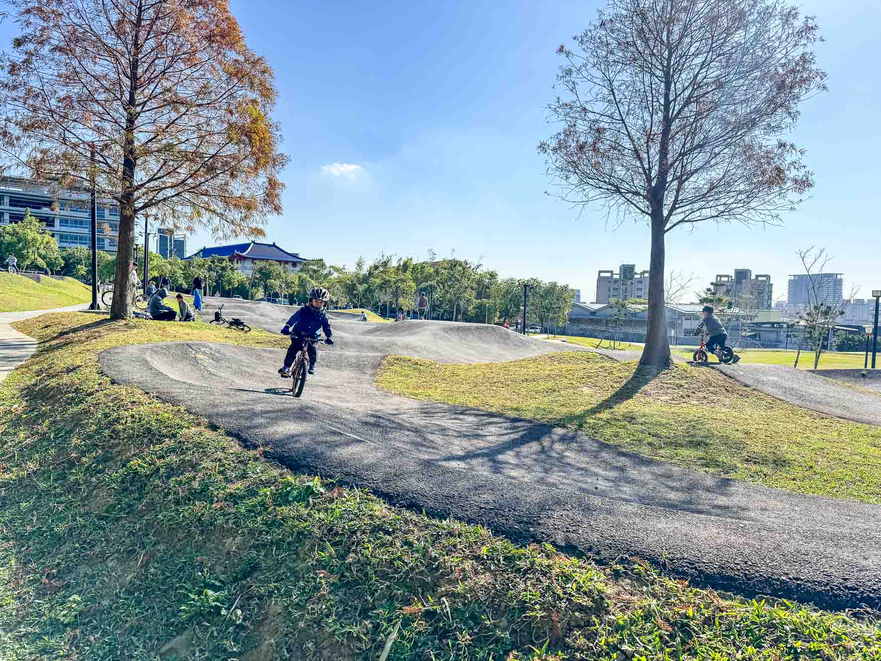 桃園|汴洲公園》桃園首座Pump Track極限運動公園,滑步車放電遊戲場。 - 第15張圖