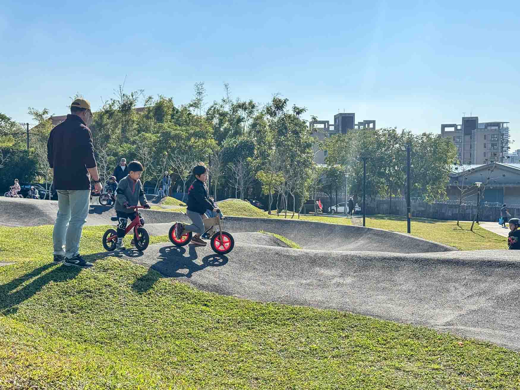 桃園|汴洲公園》桃園首座Pump Track極限運動公園,滑步車放電遊戲場。 - 第14張圖