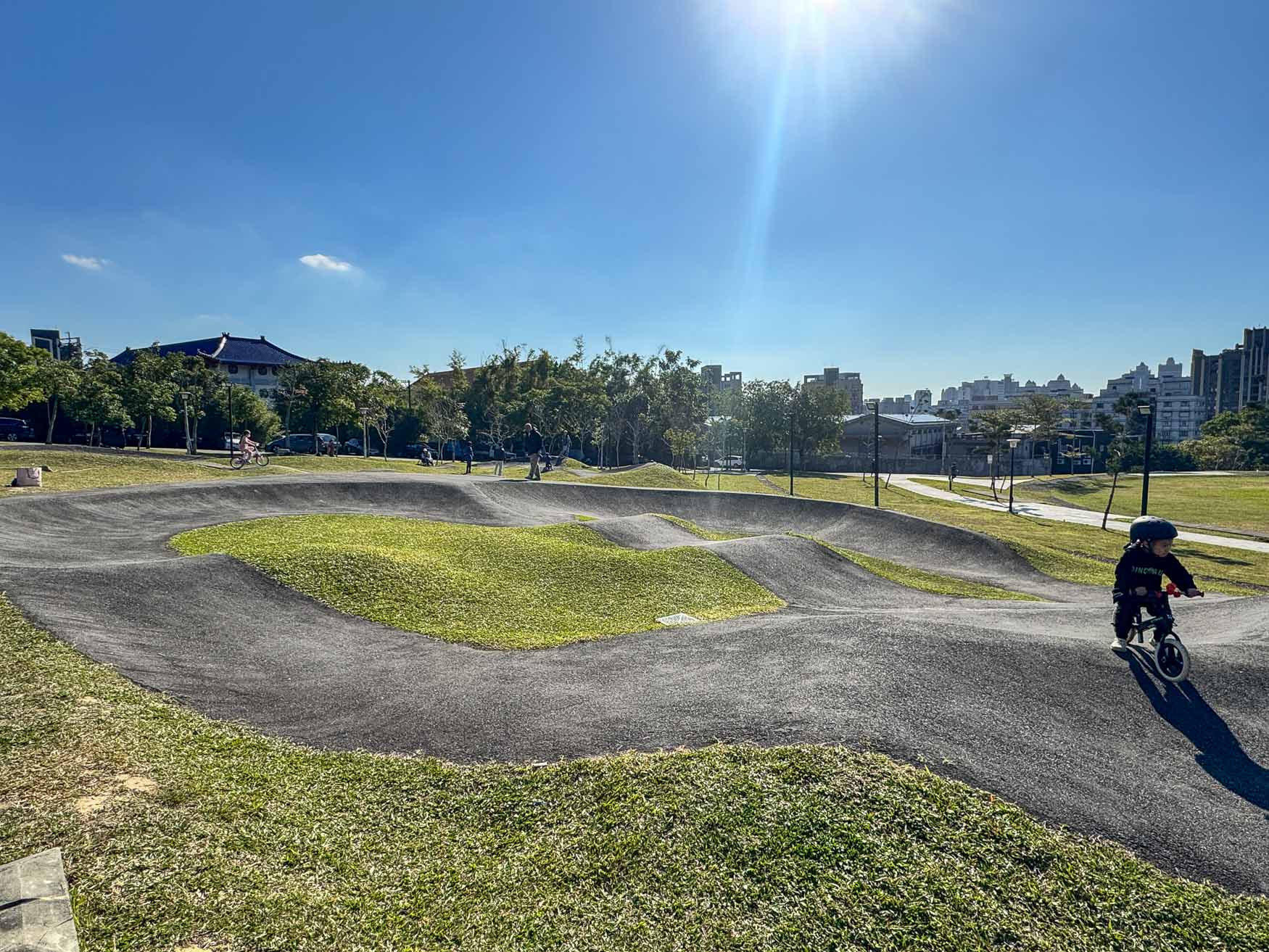 桃園|汴洲公園》桃園首座Pump Track極限運動公園,滑步車放電遊戲場。 - 第13張圖