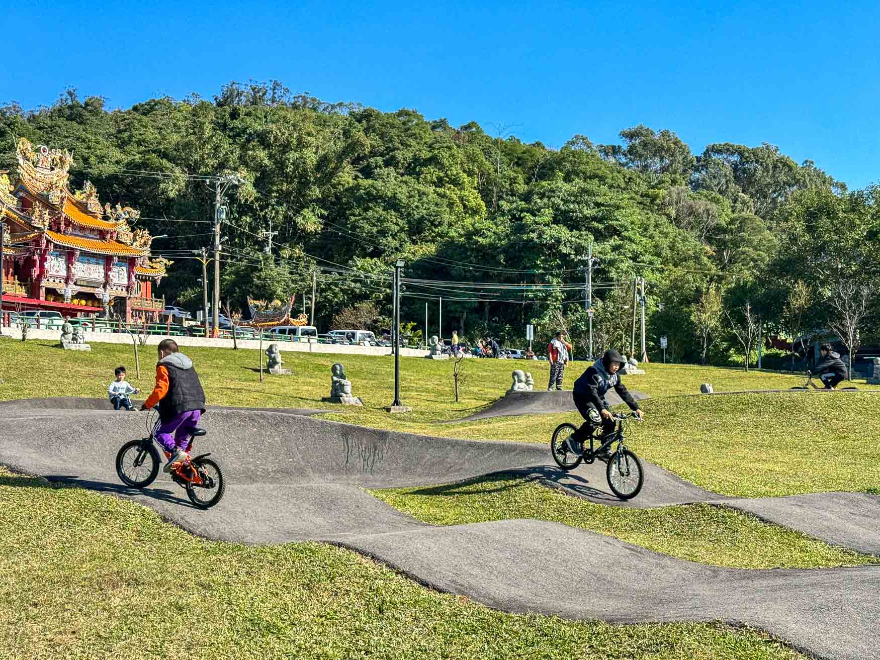 桃園|汴洲公園》桃園首座Pump Track極限運動公園,滑步車放電遊戲場。 - 第3張圖