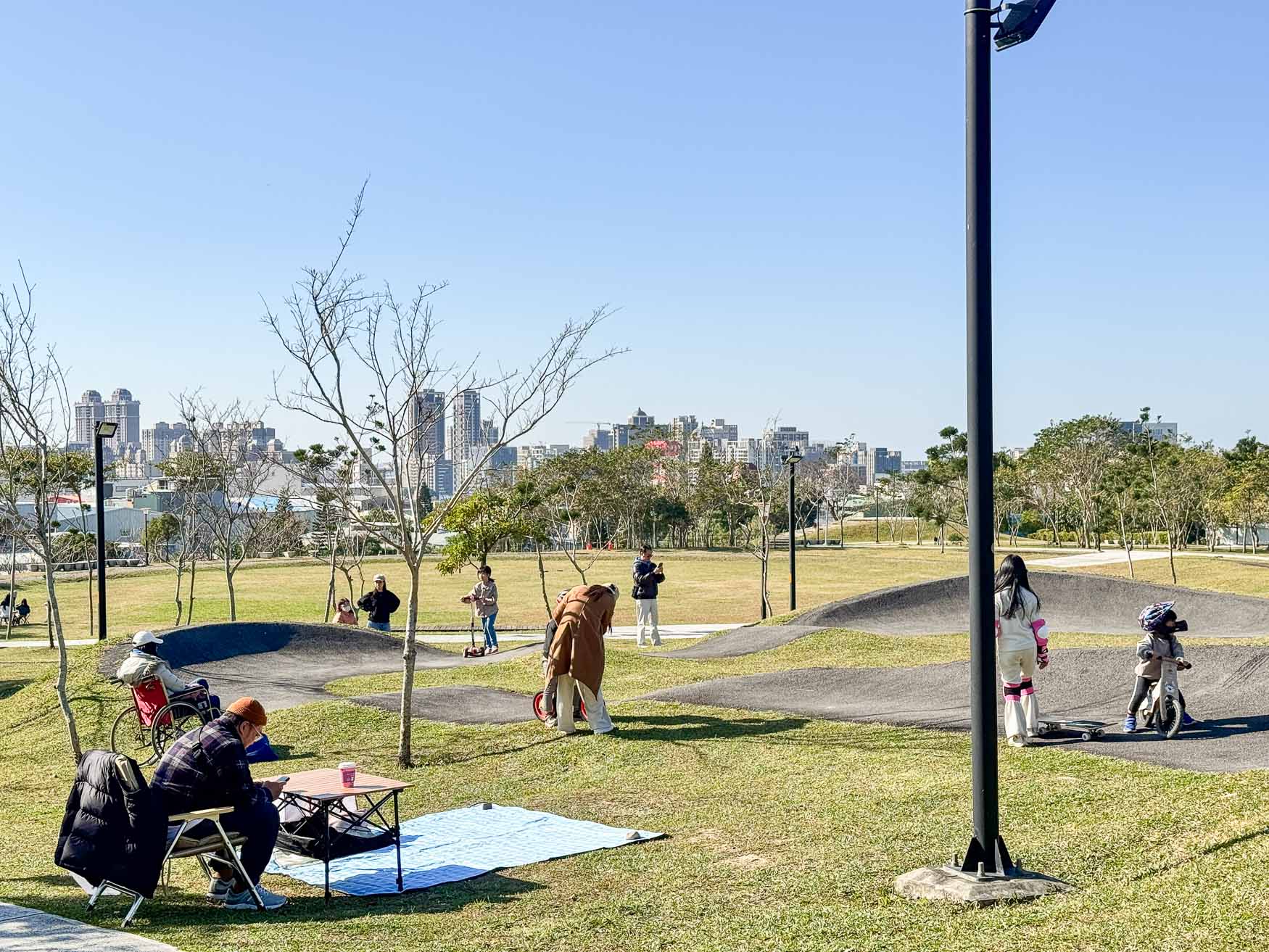 桃園|汴洲公園》桃園首座Pump Track極限運動公園,滑步車放電遊戲場。 - 第5張圖