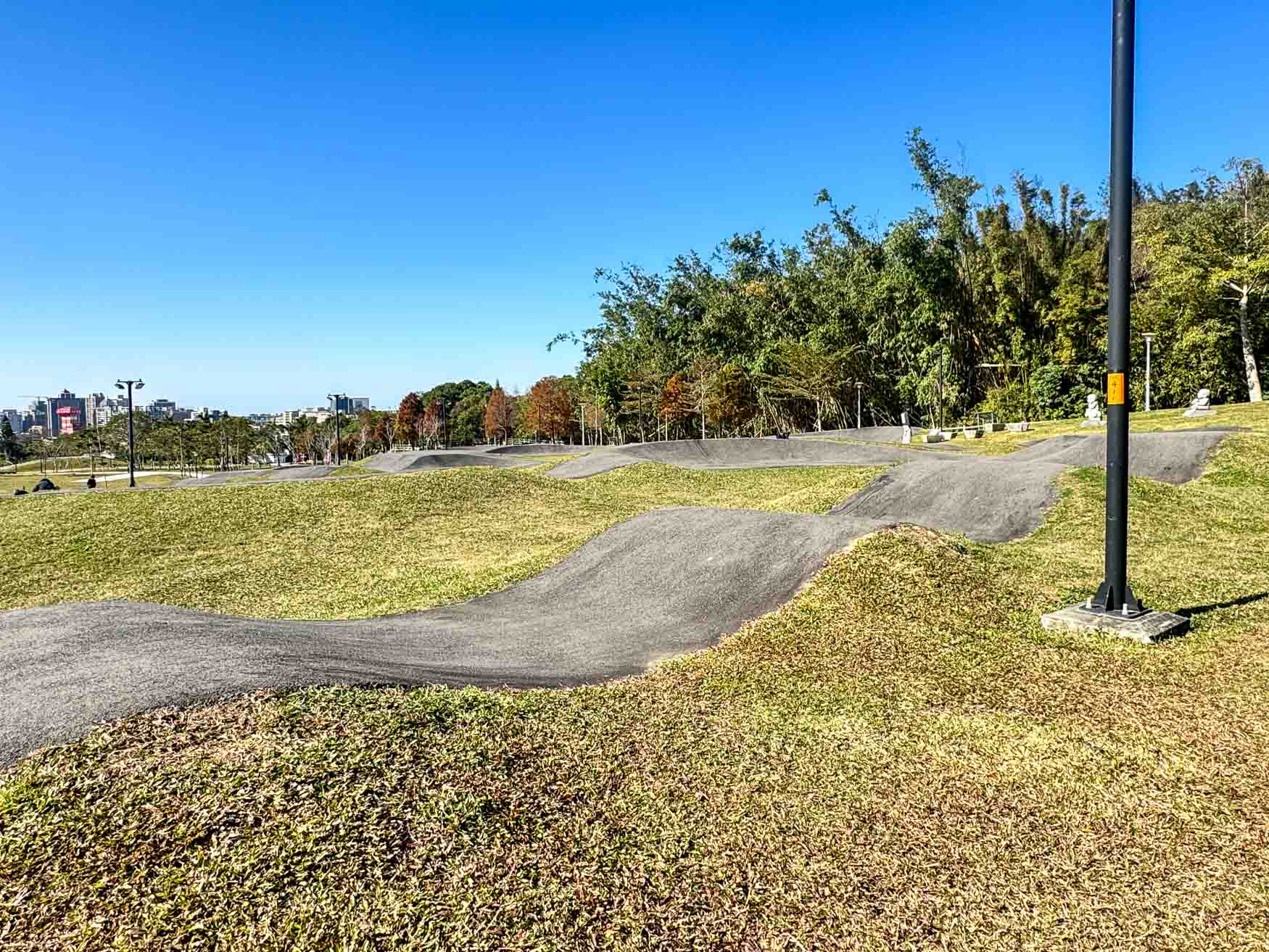 桃園|汴洲公園》桃園首座Pump Track極限運動公園,滑步車放電遊戲場。 - 第17張圖