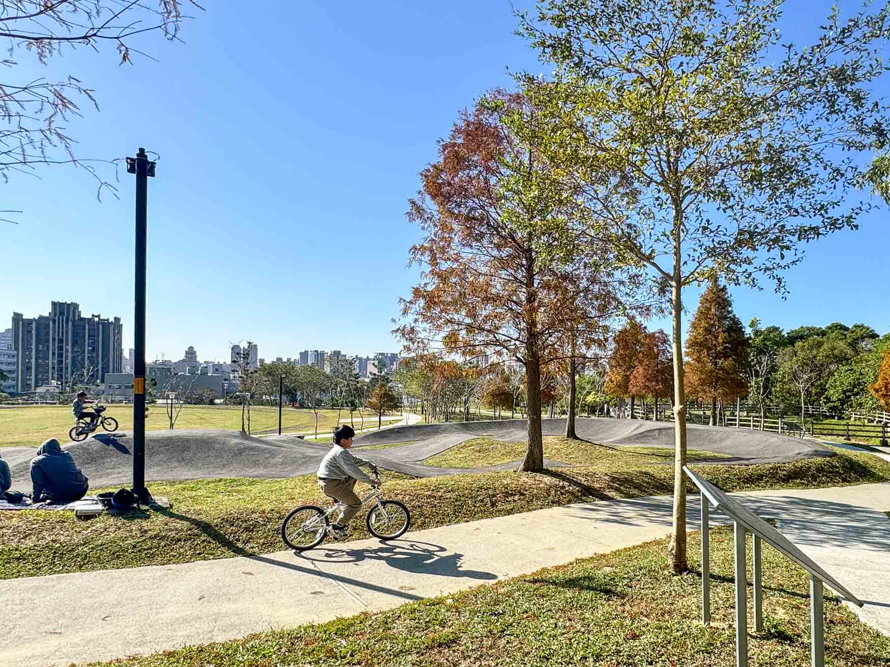桃園|汴洲公園》桃園首座Pump Track極限運動公園,滑步車放電遊戲場。 - 第6張圖